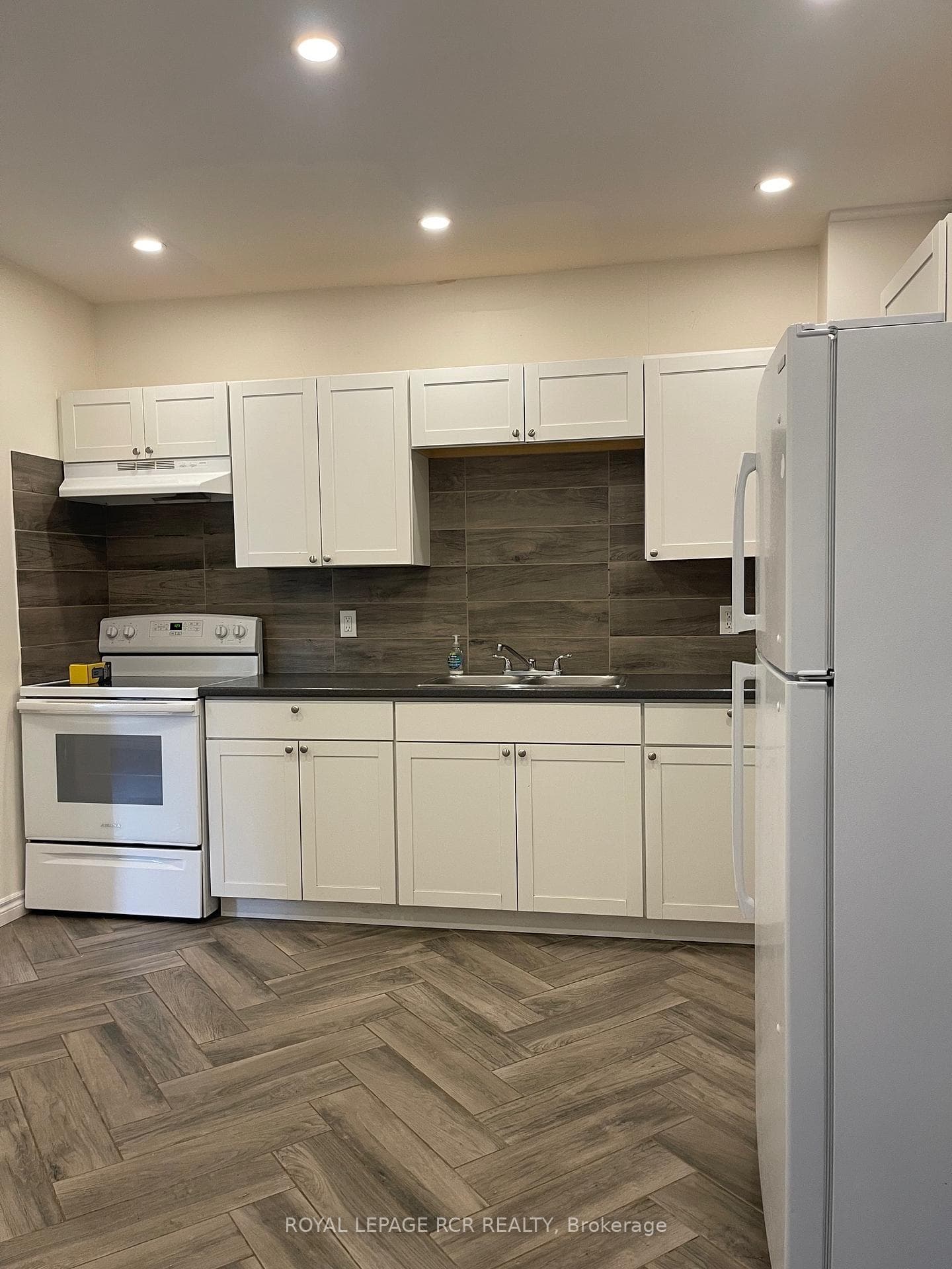 124 Poplar Avenue Unit Main Floor photo 5
