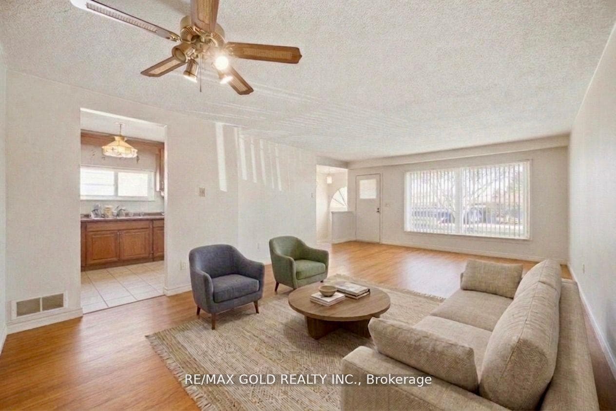 877 Consort Crescent photo 9