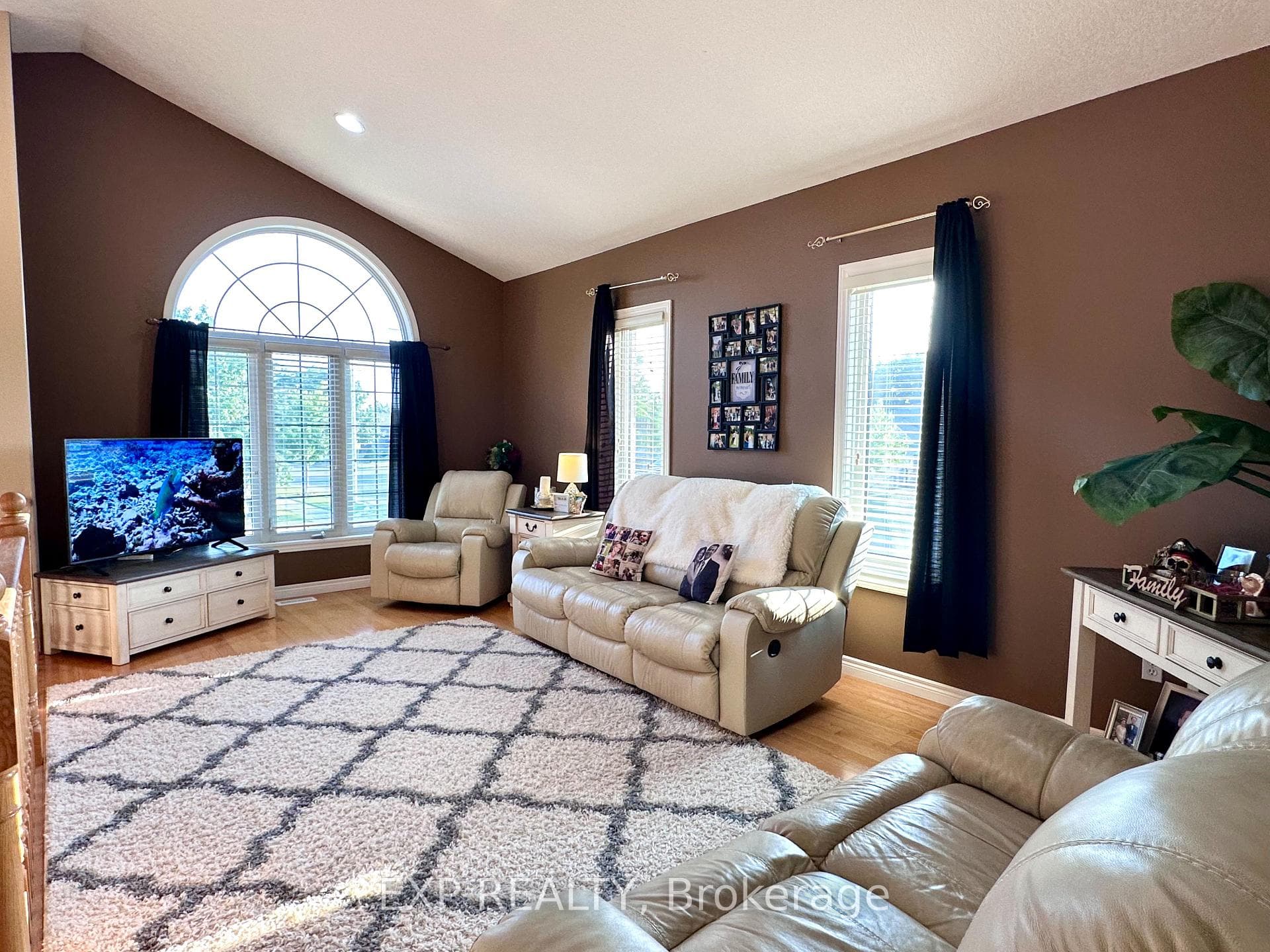 1 Falconridge Court photo 10