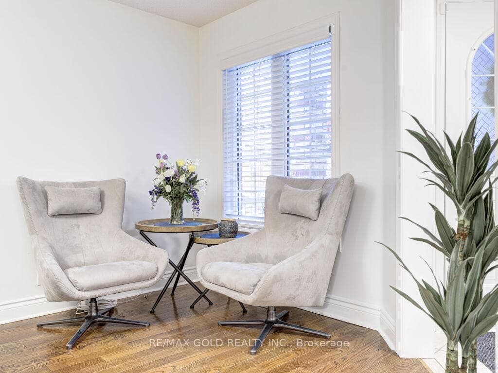 52 Sunley Crescent photo 6