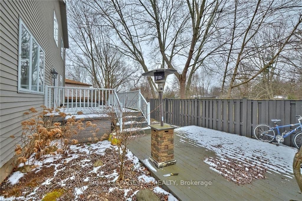 8605 BELL Crescent photo 7