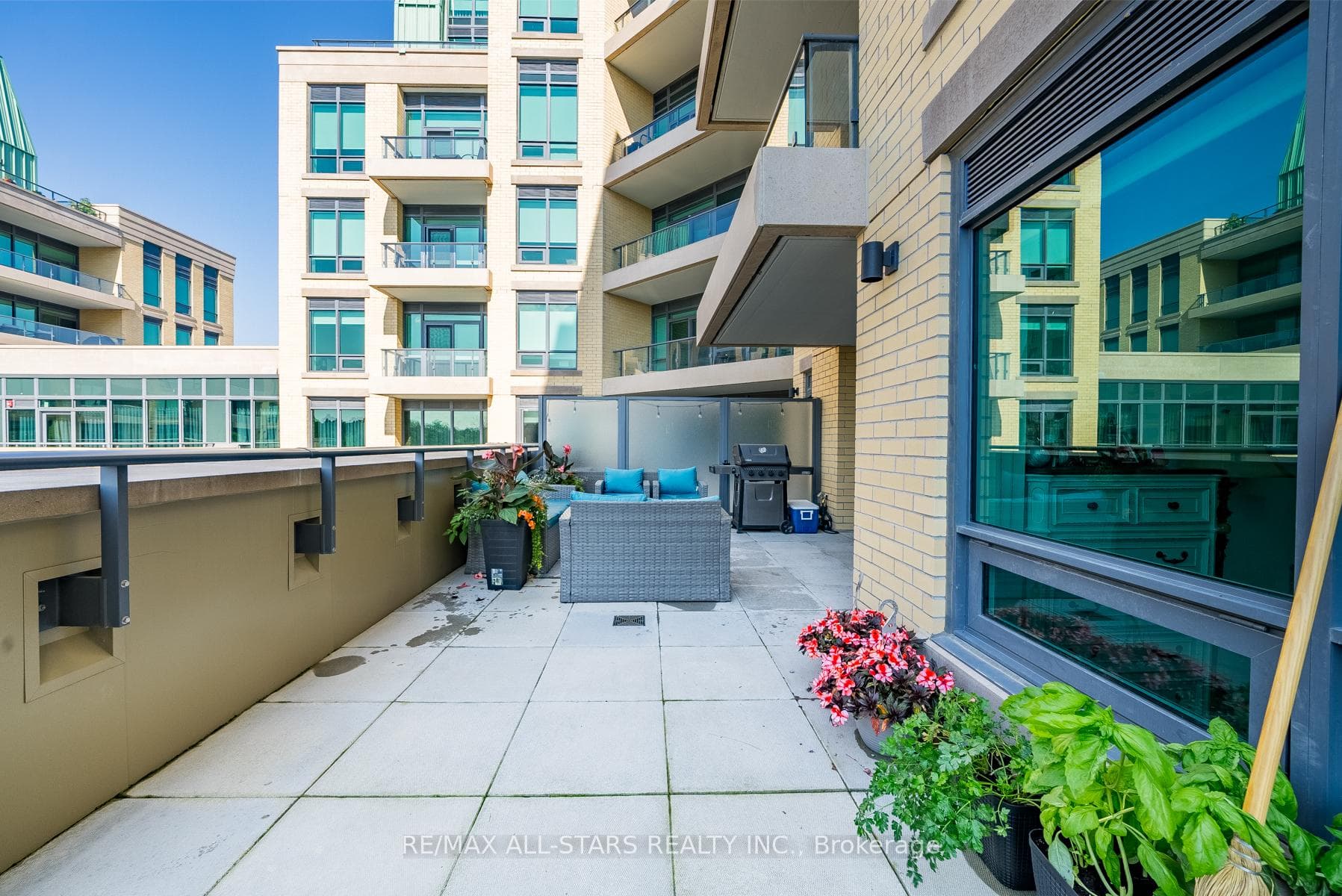 Oversized terrace w green views!