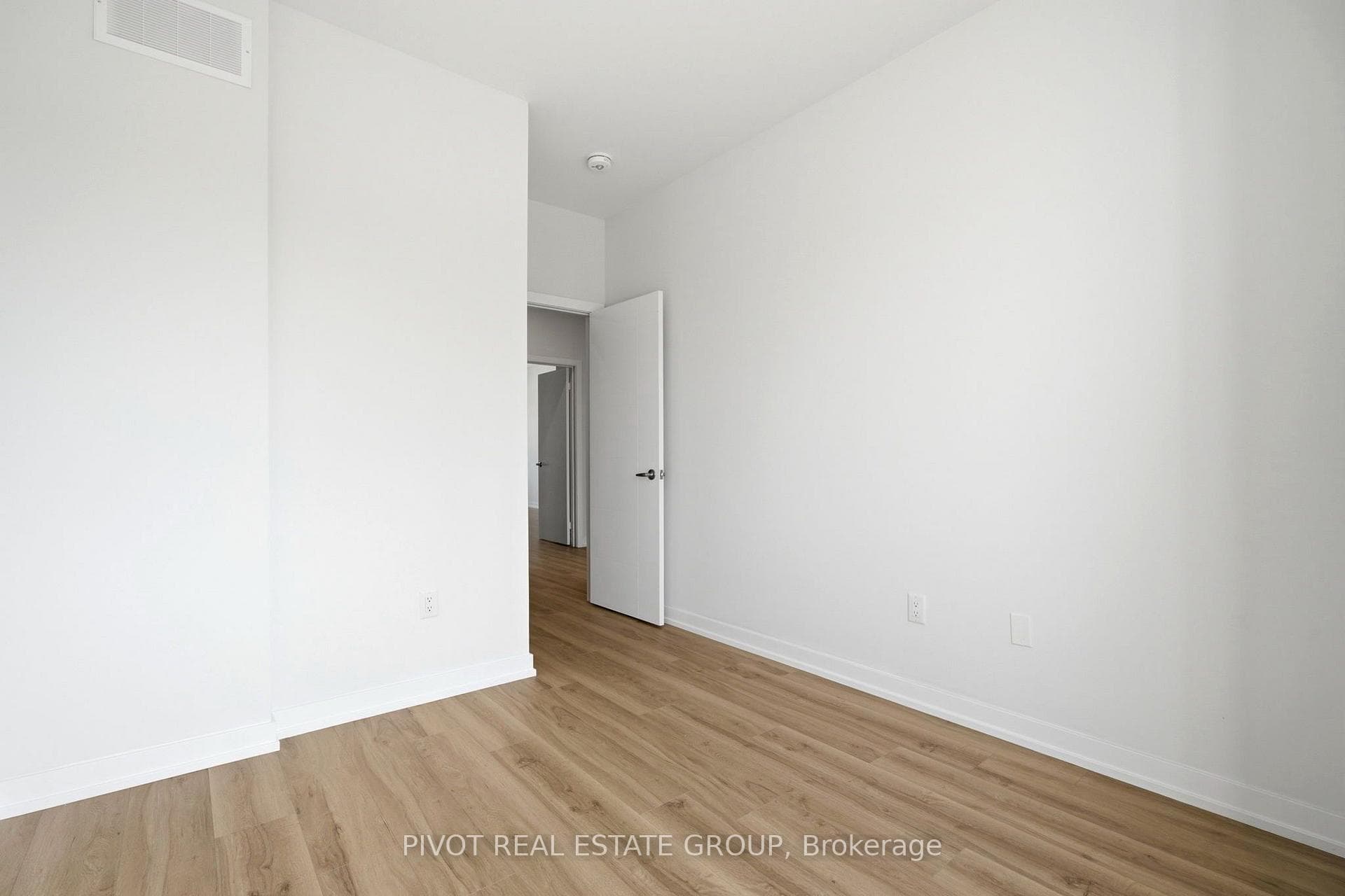 2752 Lawrence Avenue photo 24
