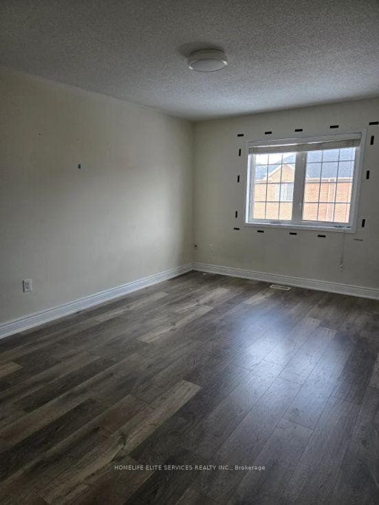 110 Crystalview Crescent photo 5
