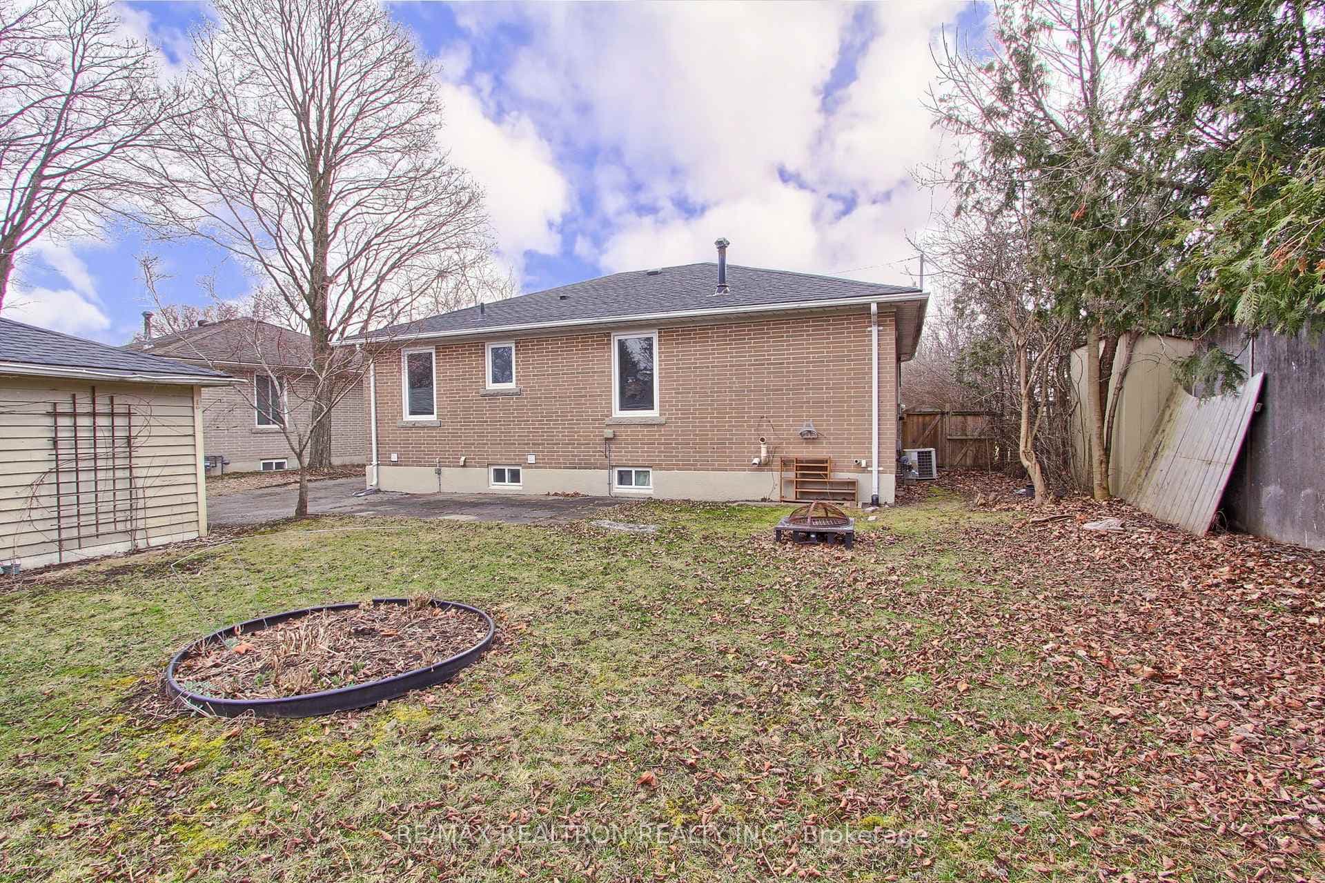 407 Marybay Crescent photo 38