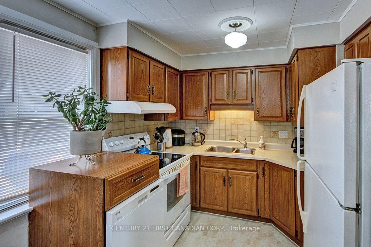 396 Avondale Road photo 8
