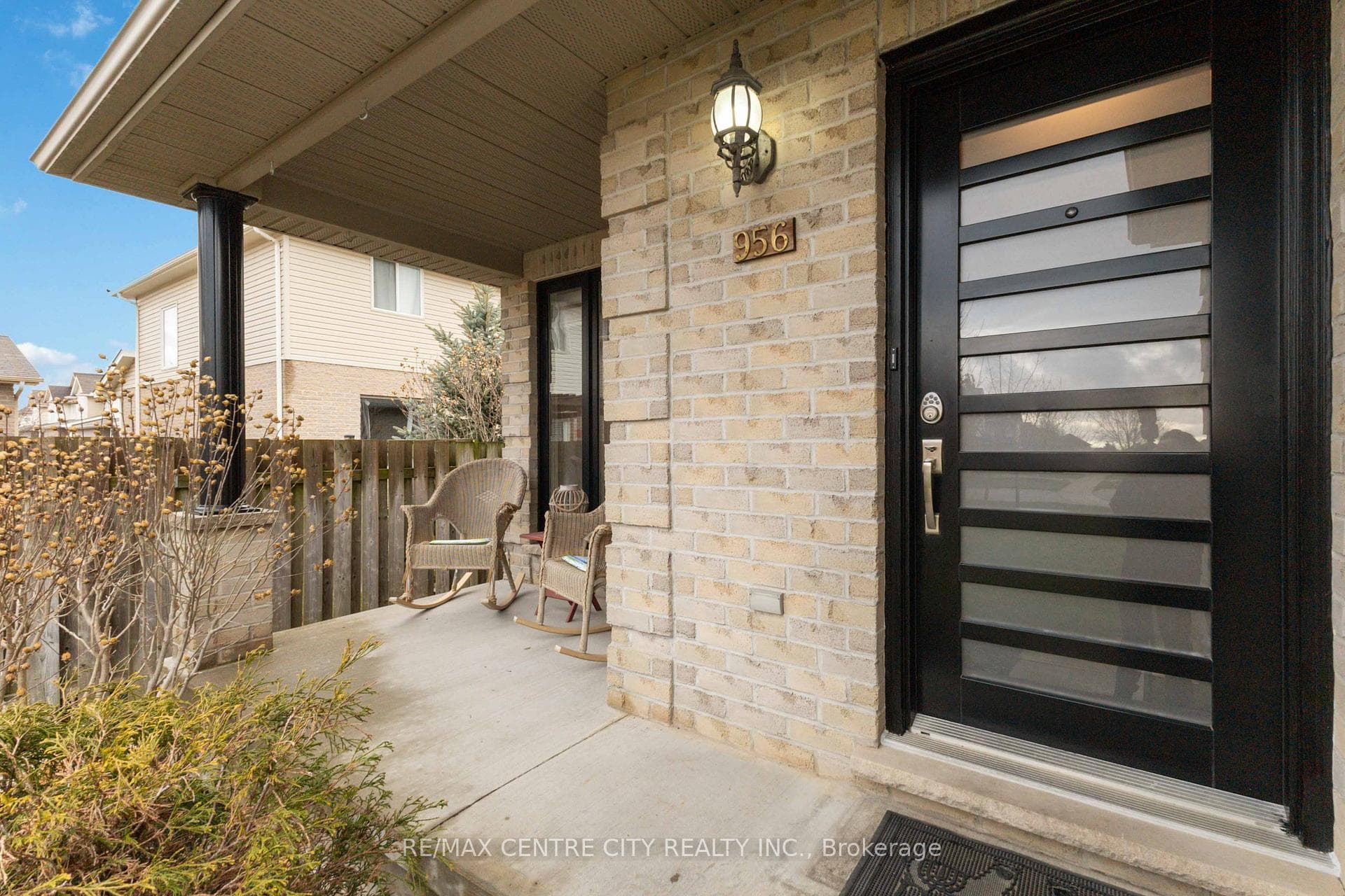 956 Bitterbush Crescent photo 4