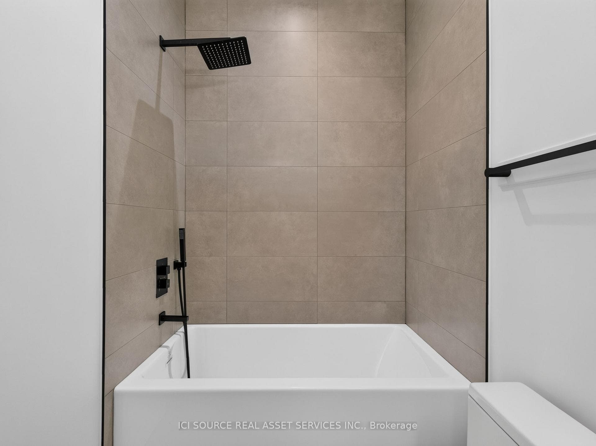 Shower/tub