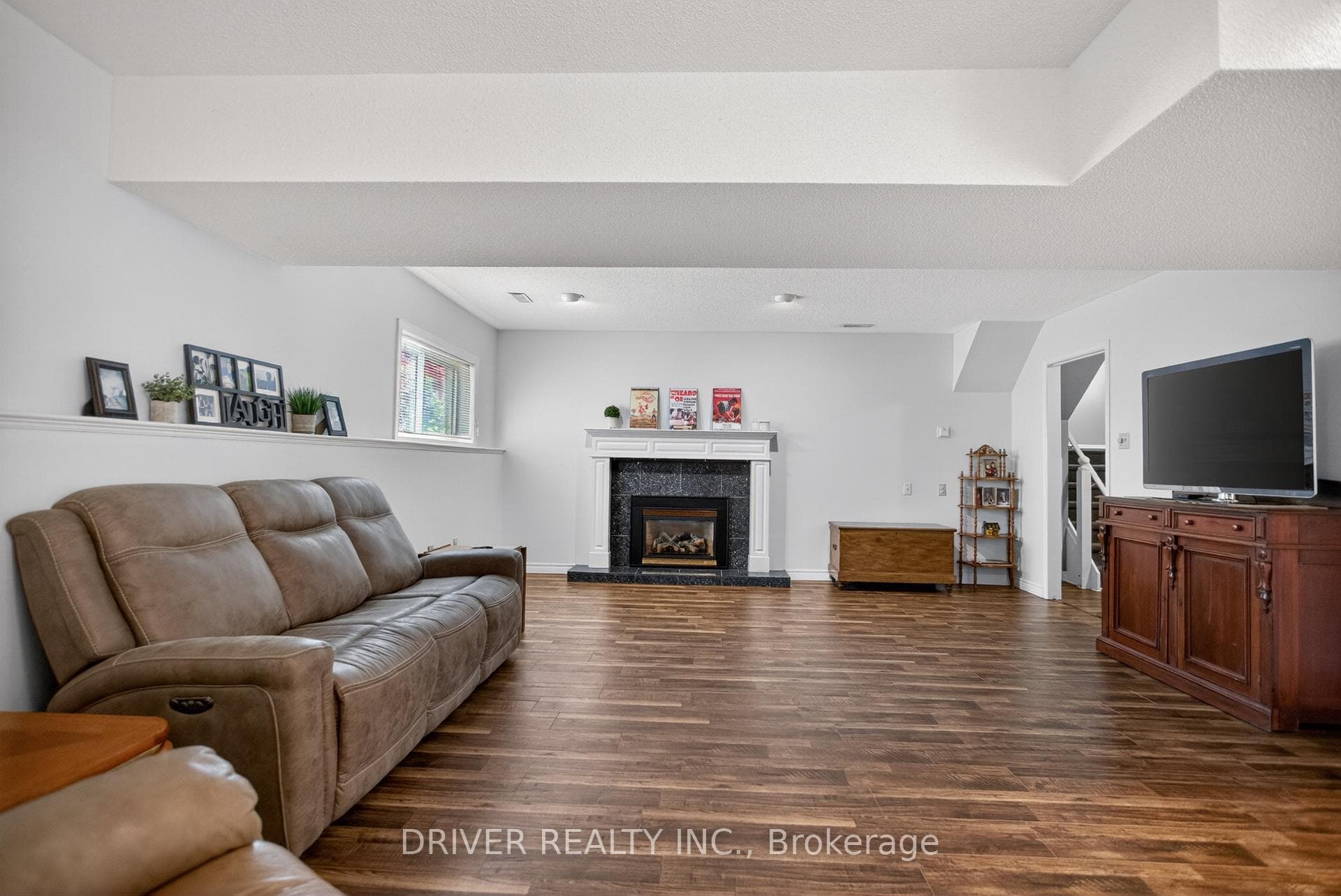~Generous Family Roome/Gas Fireplace~