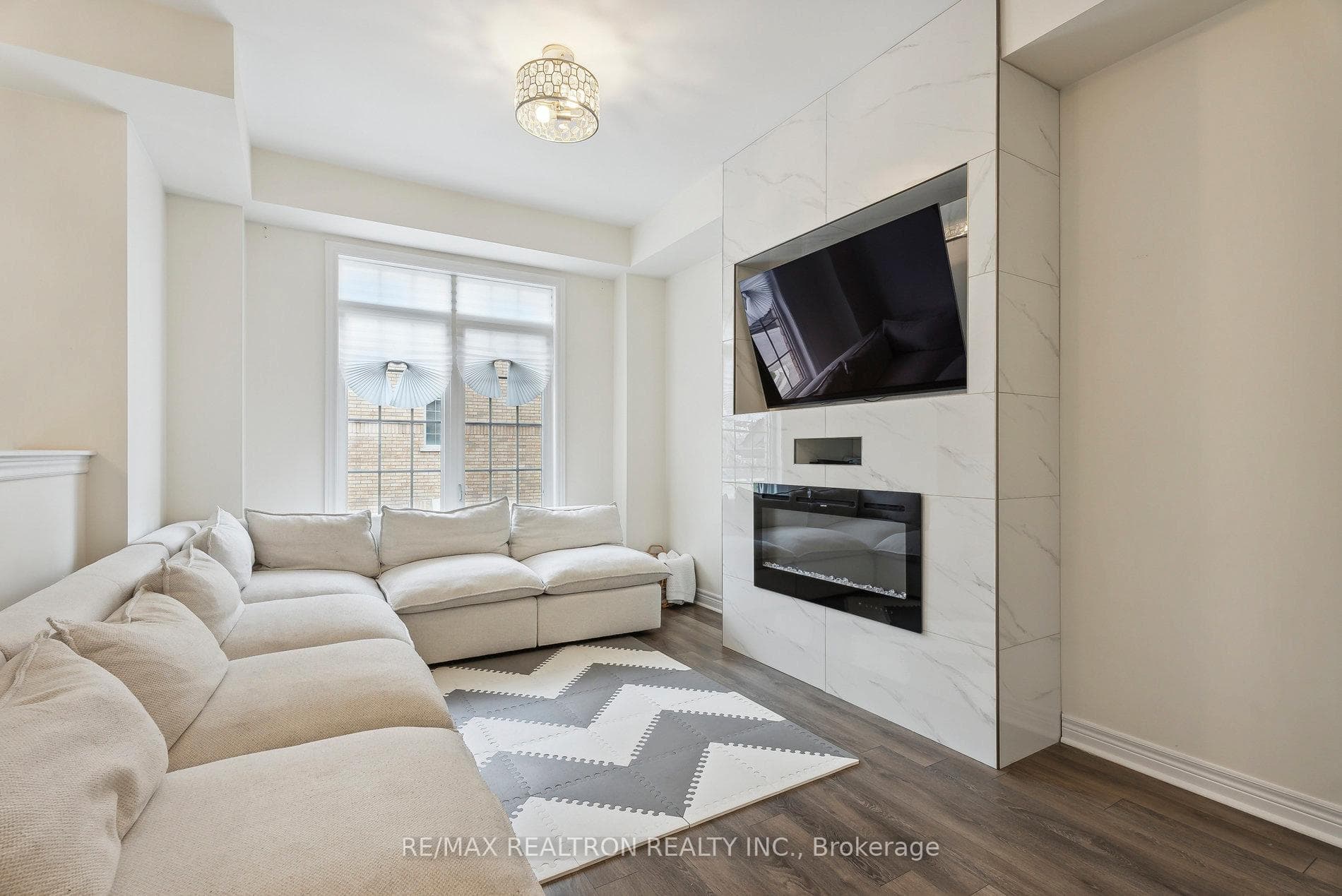 285 Finch Avenue Unit 1 photo 3