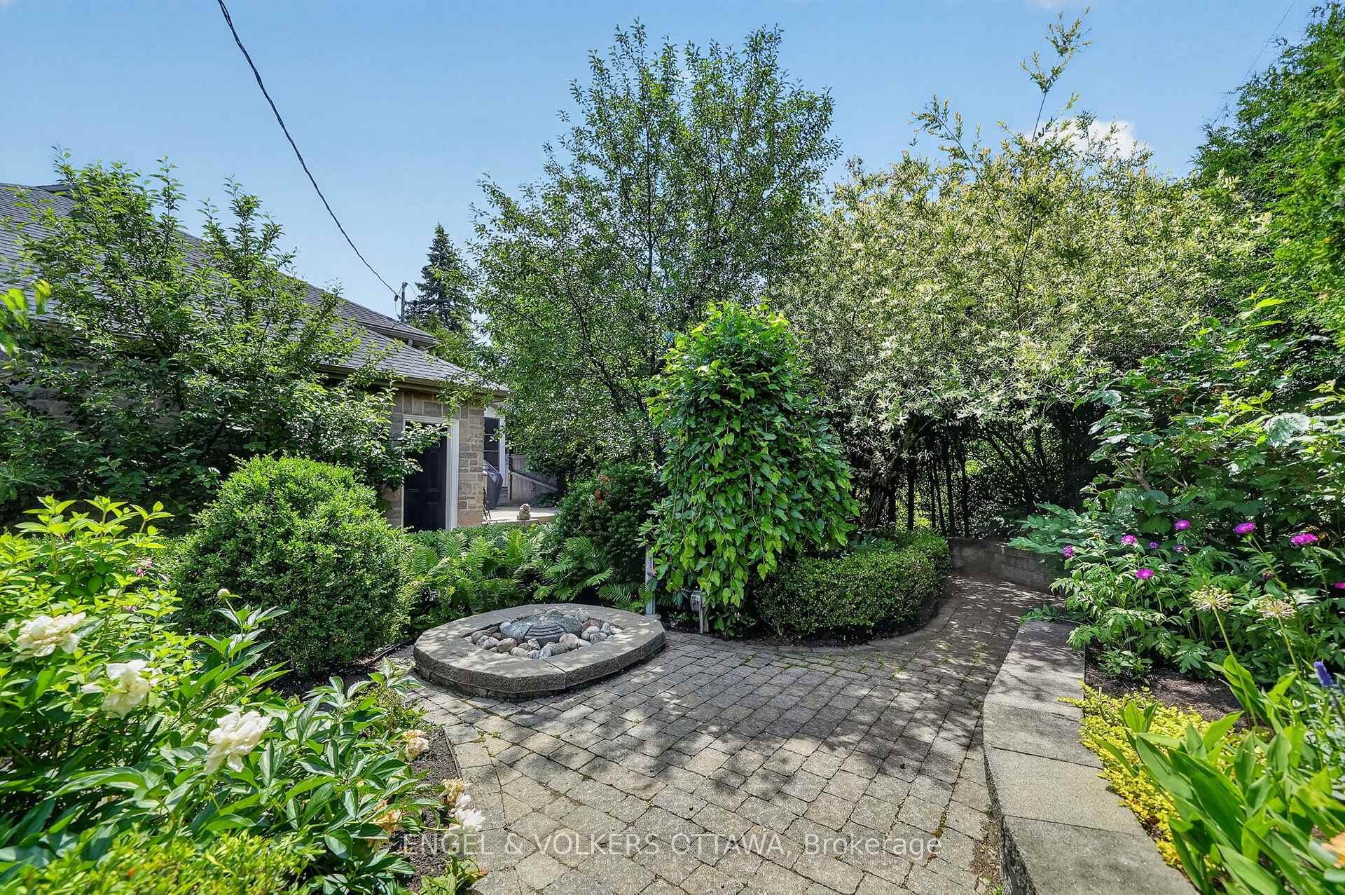 246 Mountbatten Avenue photo 35