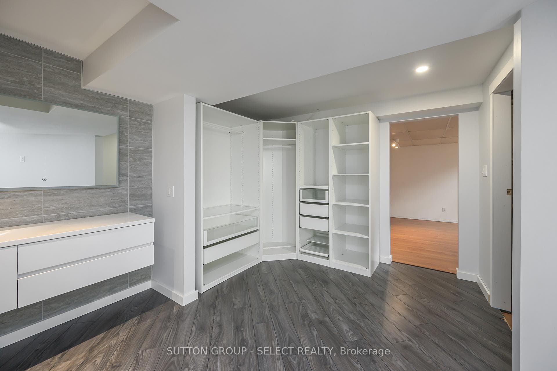 6 Moreau Crescent photo 32