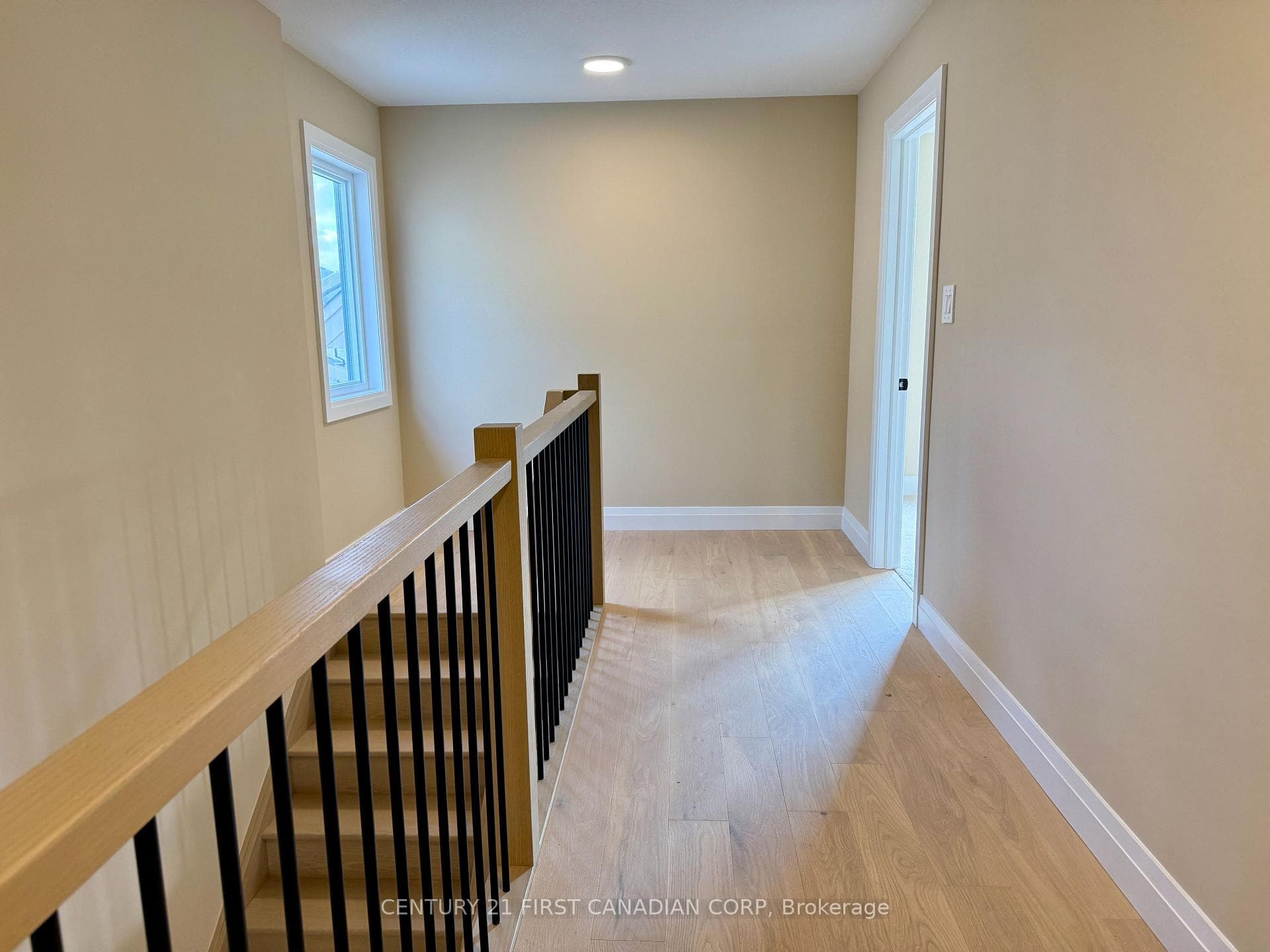 1561 Wright Crescent photo 11