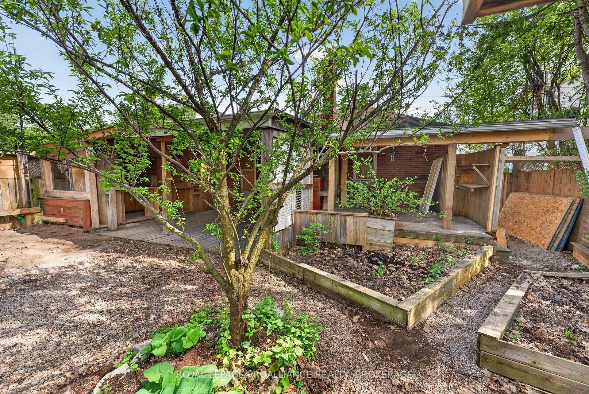 169 Carruthers Avenue photo 41