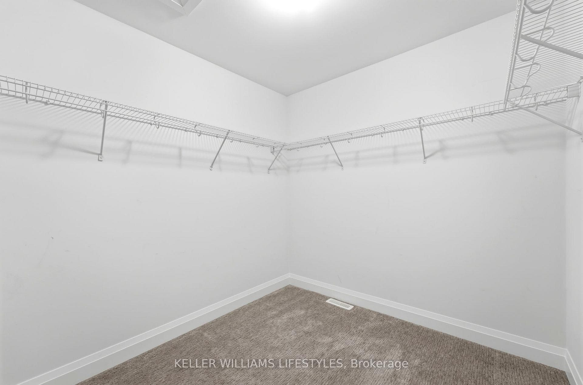 140 CRESTVIEW Drive photo 27