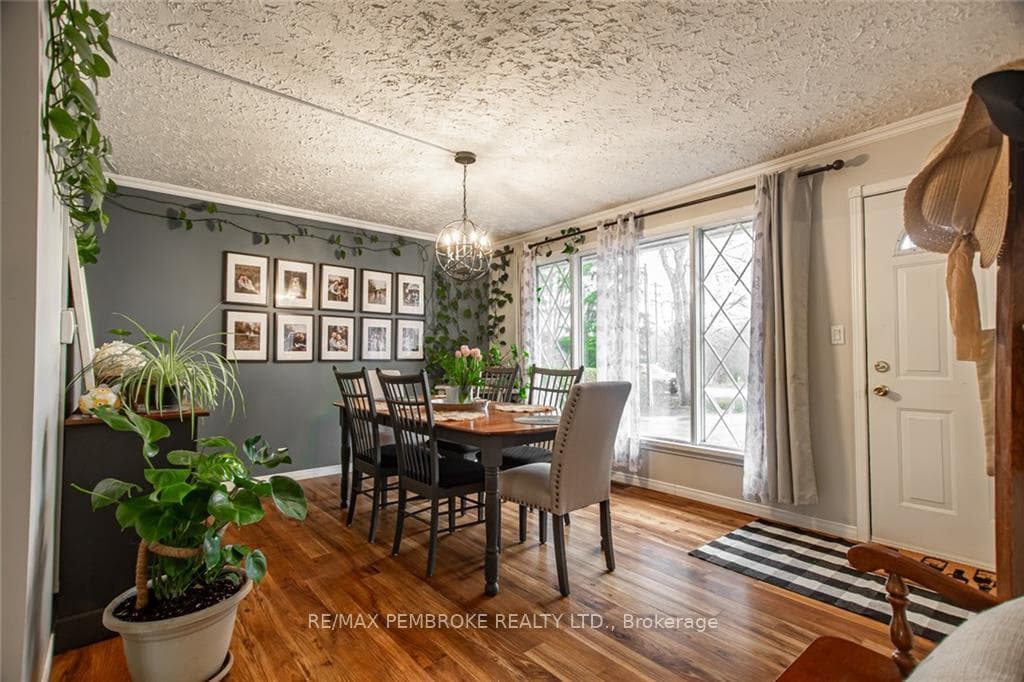 383 RUSSHAM Road photo 12