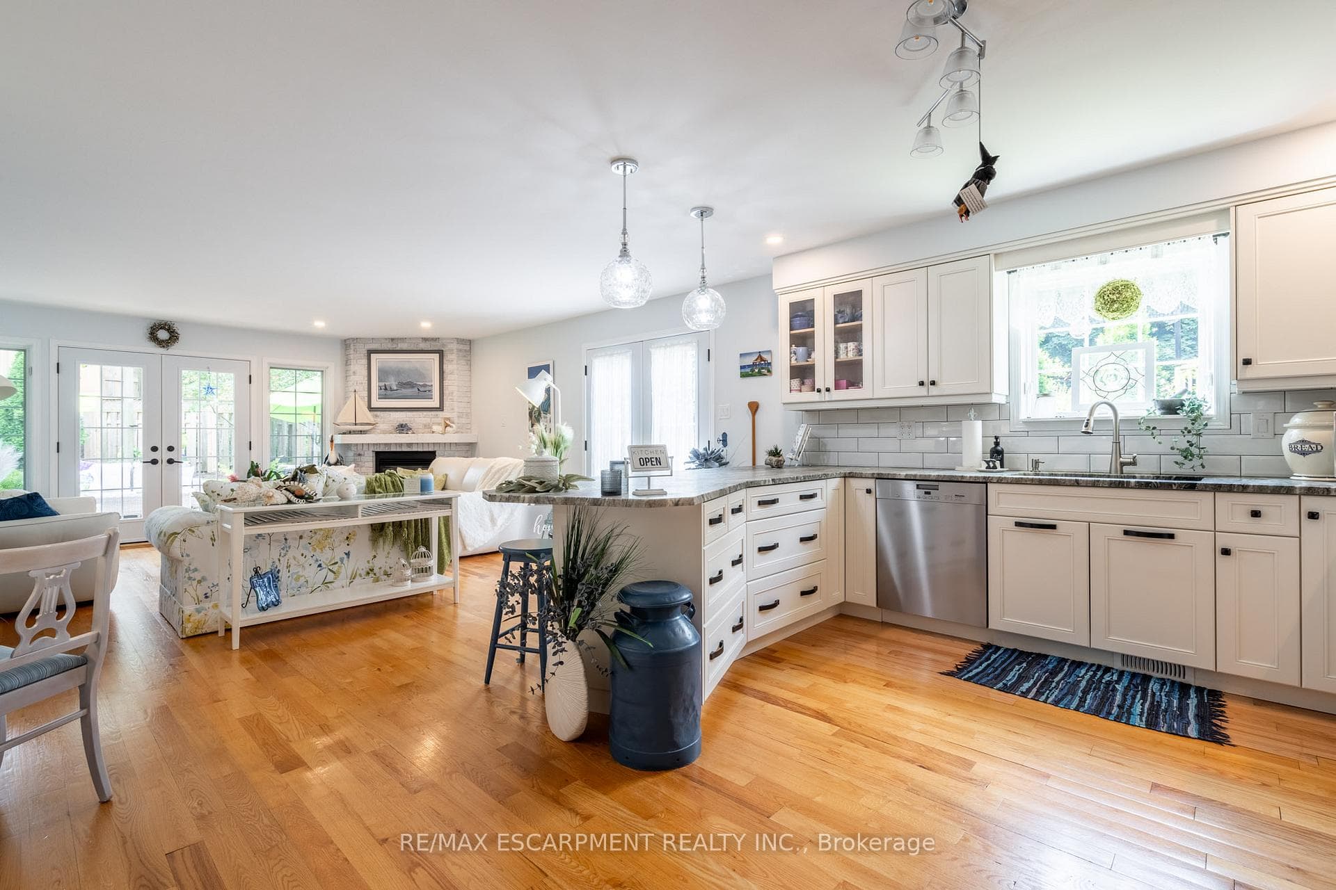 63 FORESTGATE Drive photo 5