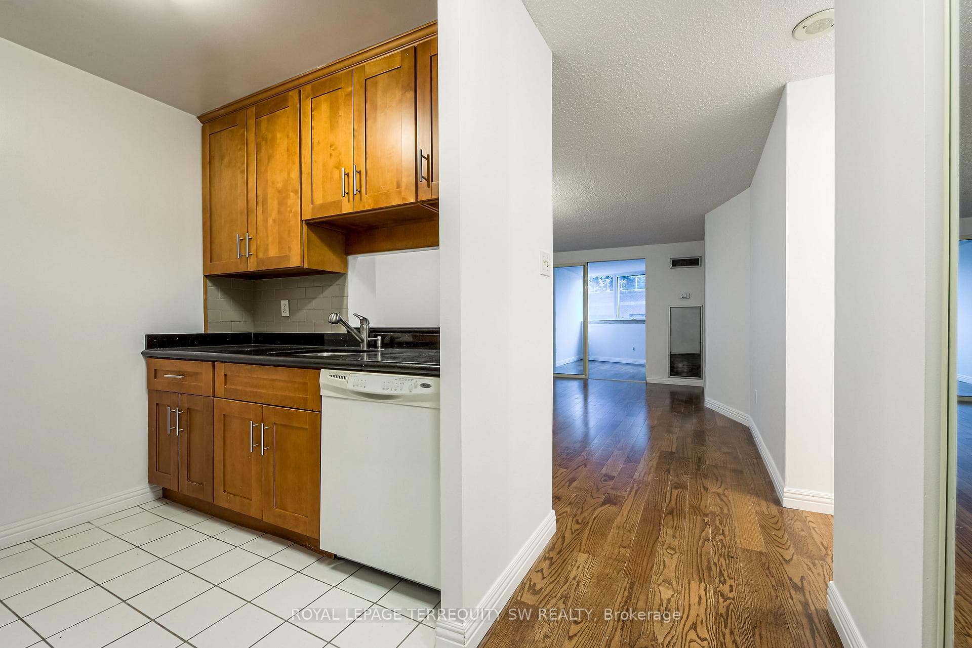 1055 Bay Street Unit 407 photo 8