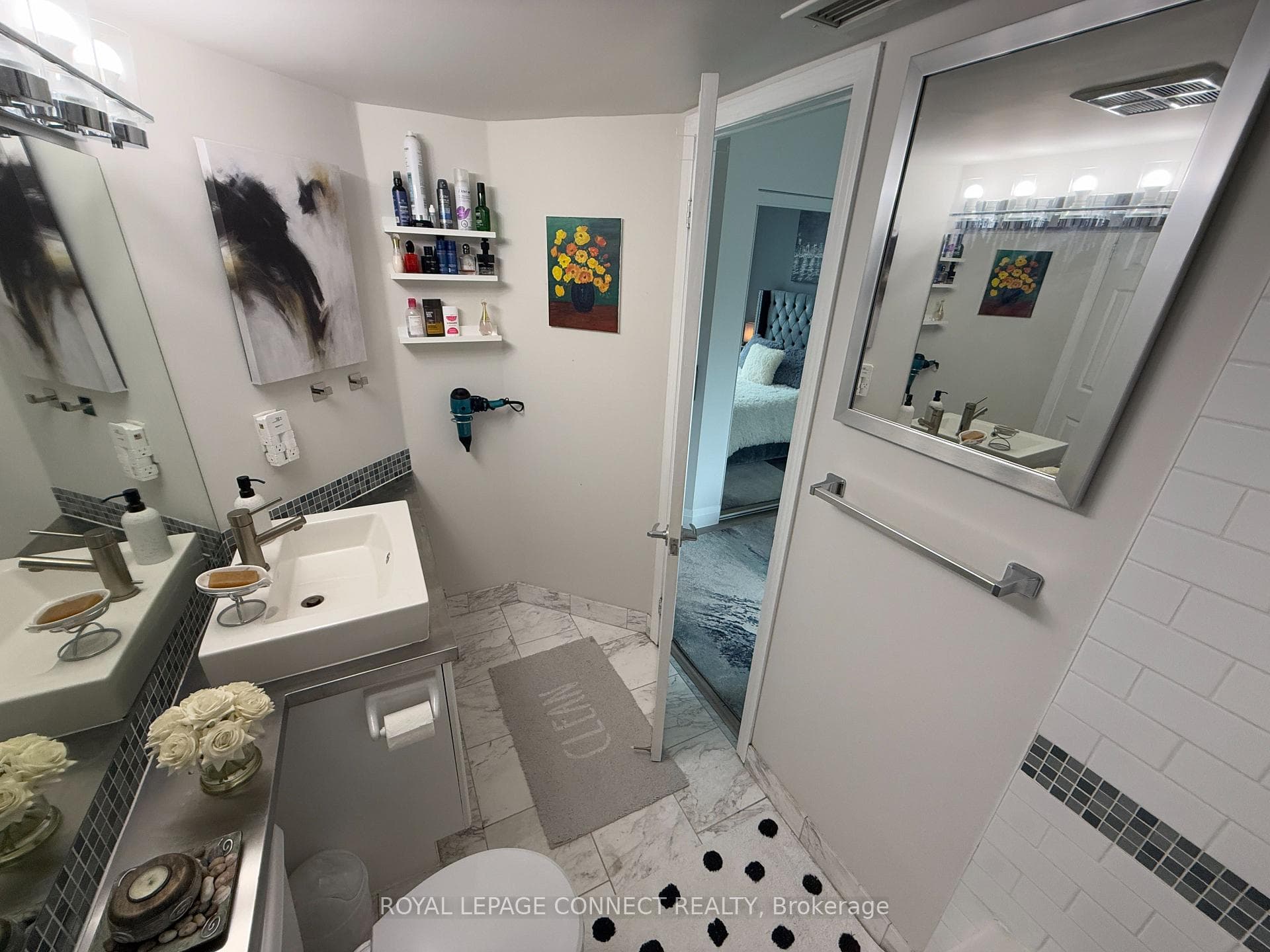 228 Queens Quay Unit 1811 photo 18