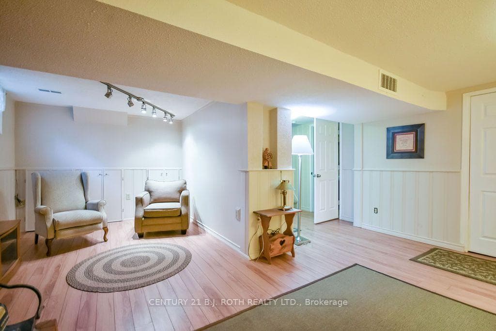 1037 Glen Eagles Crescent photo 27