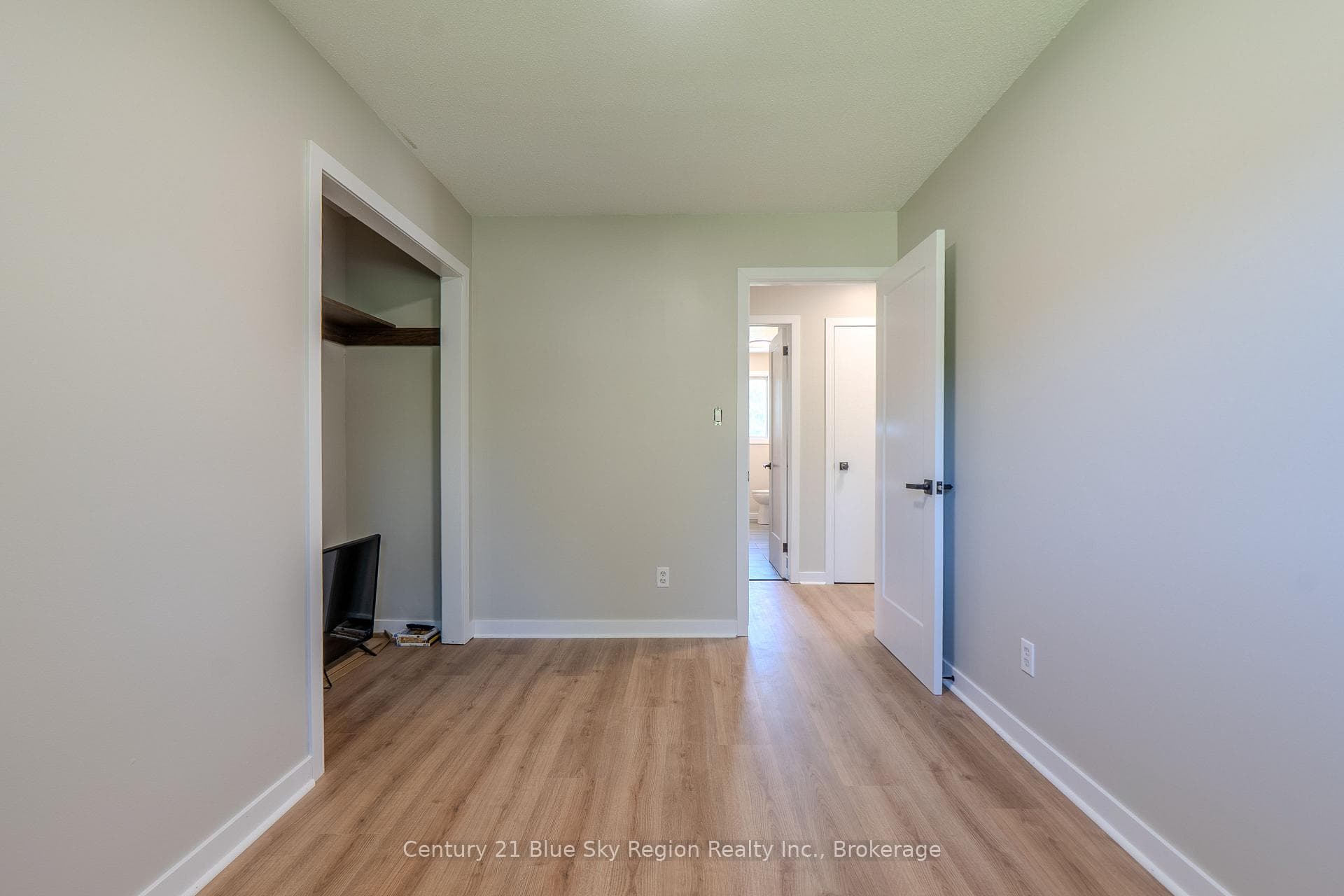 418 Laurier Street photo 26
