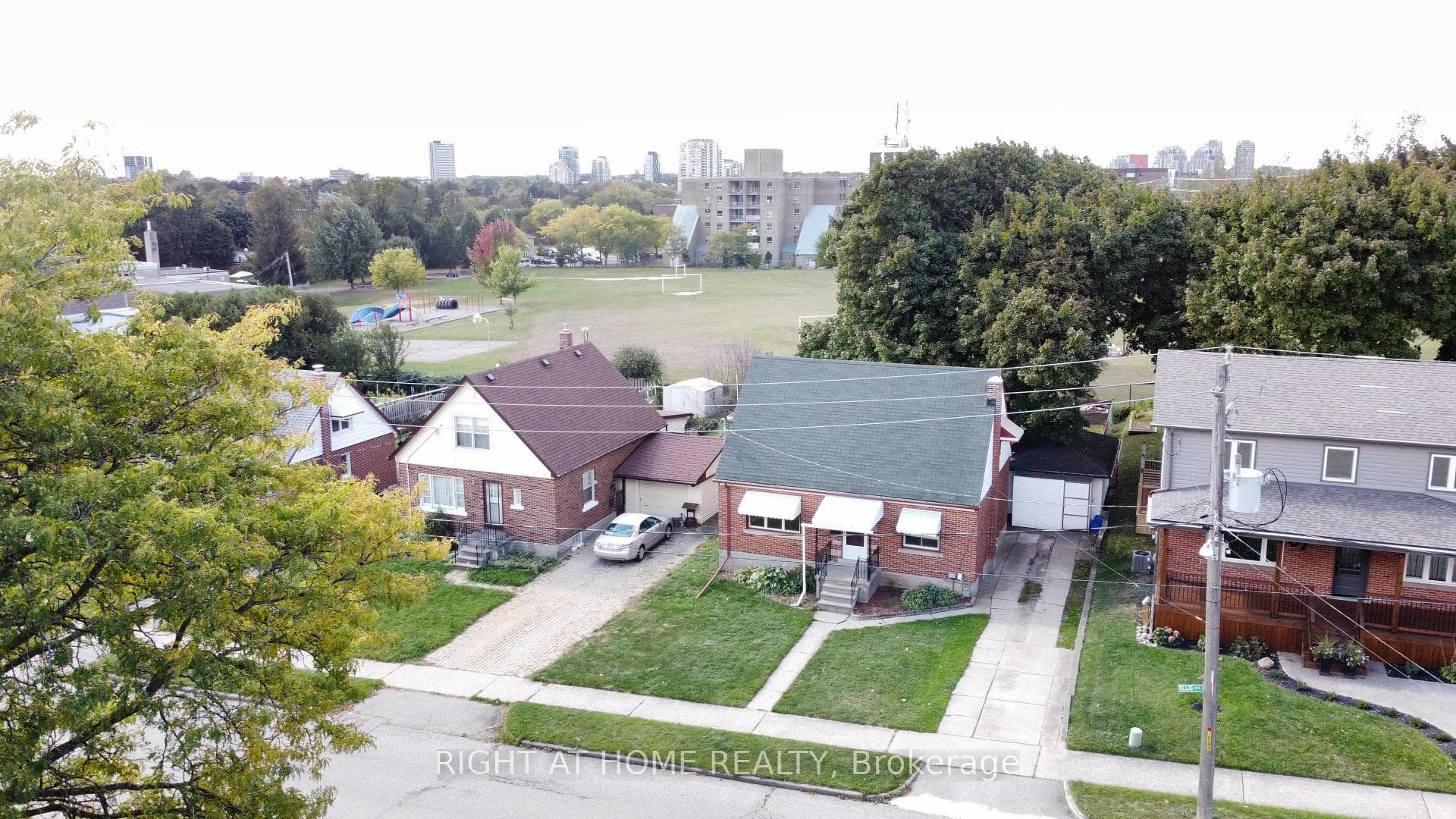 65 Ellis Crescent photo 3