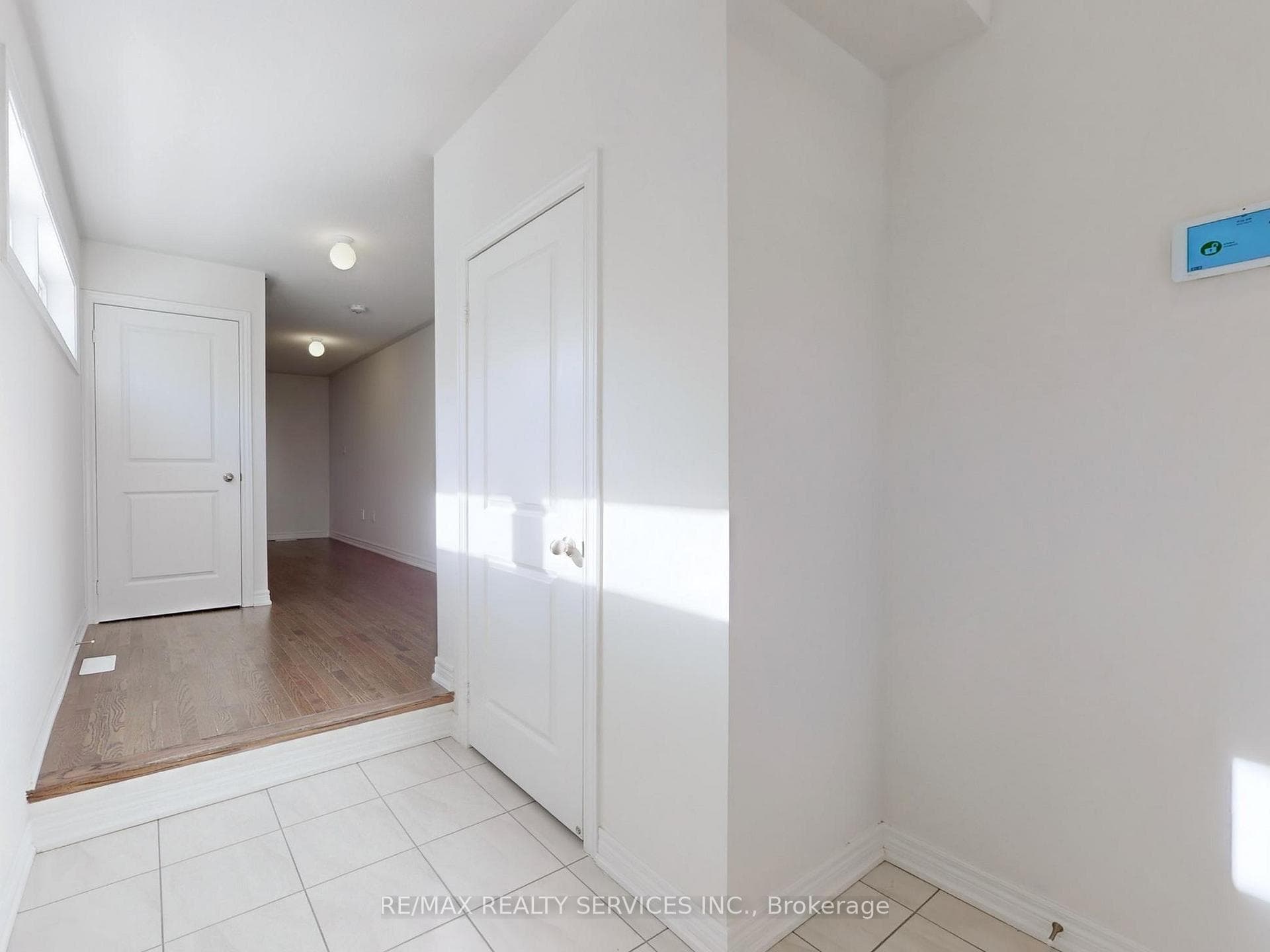 Foyer & Ground Floor Flex Space/Den Area