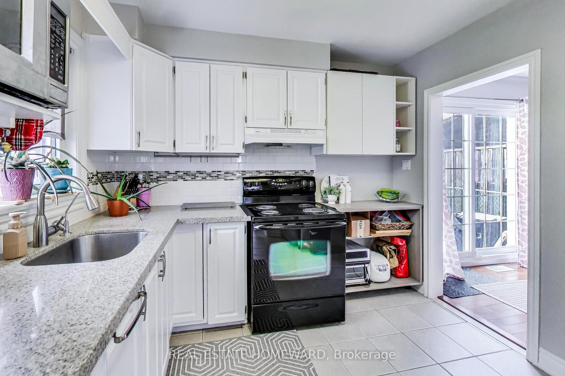 139 Benjamin Boulevard photo 5