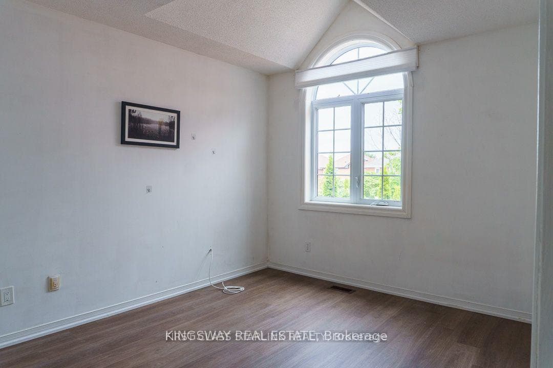 1048 Charminster Crescent photo 10