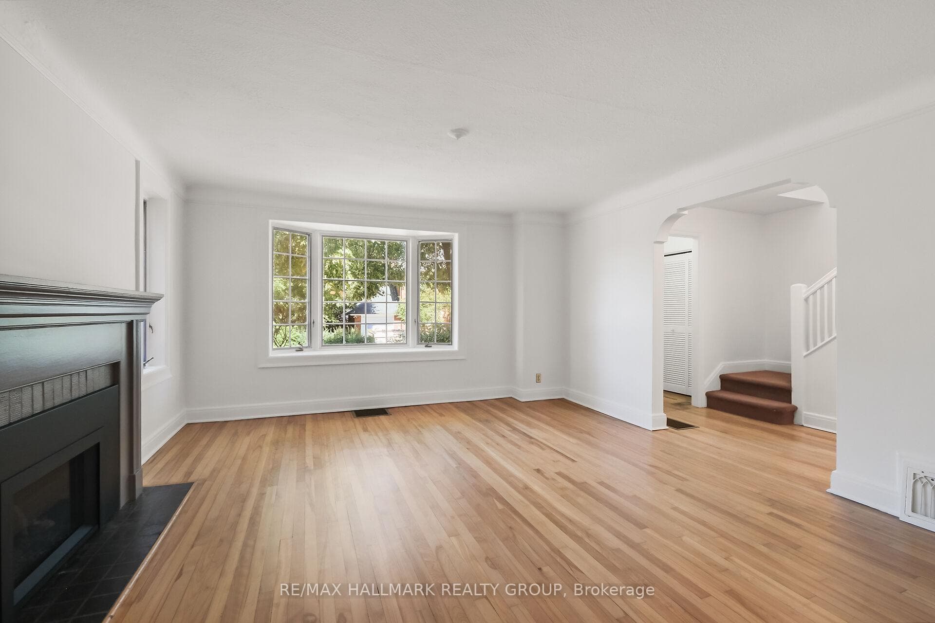 82 Laurentian Place photo 5
