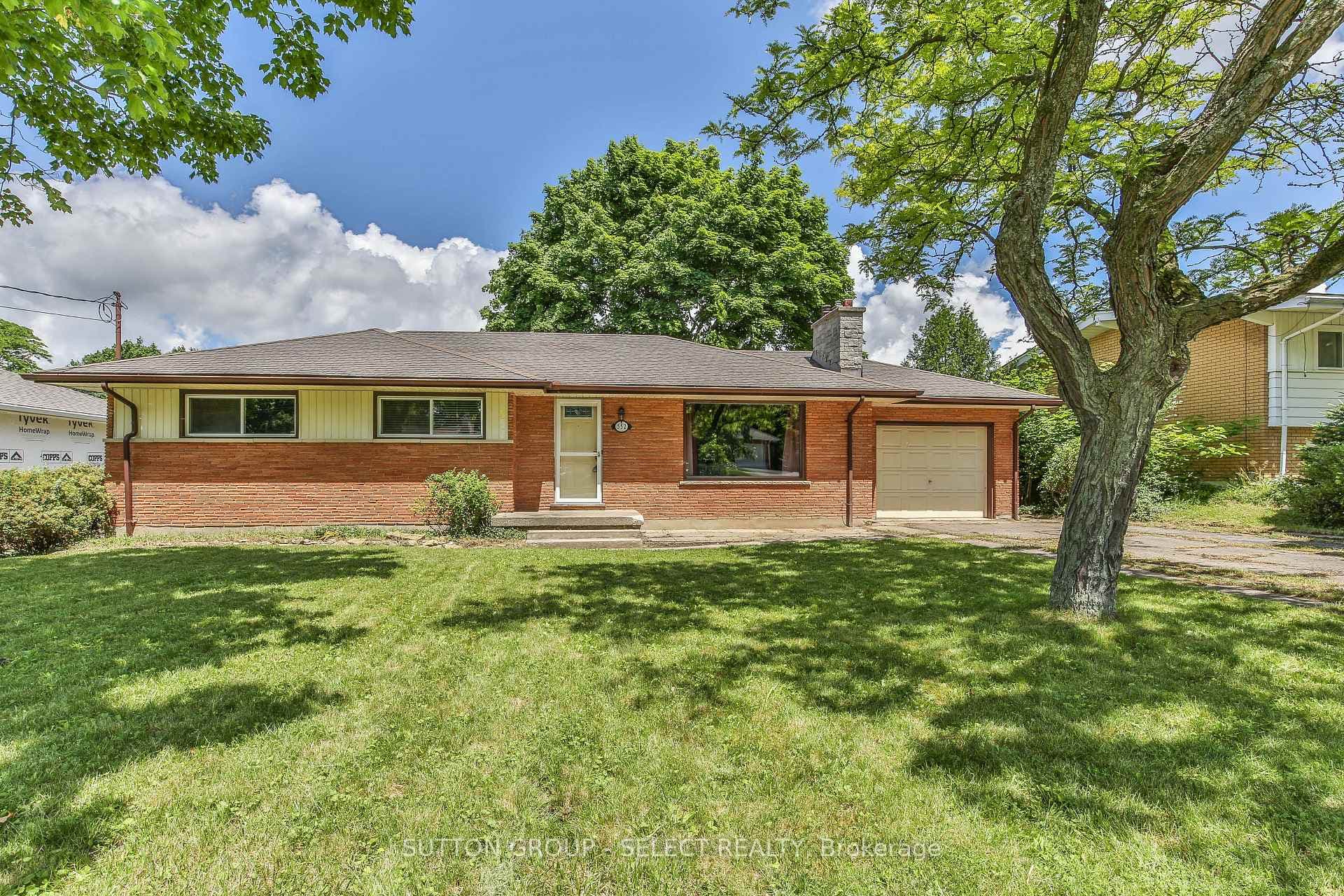 552 EVERGLADE Crescent photo 2