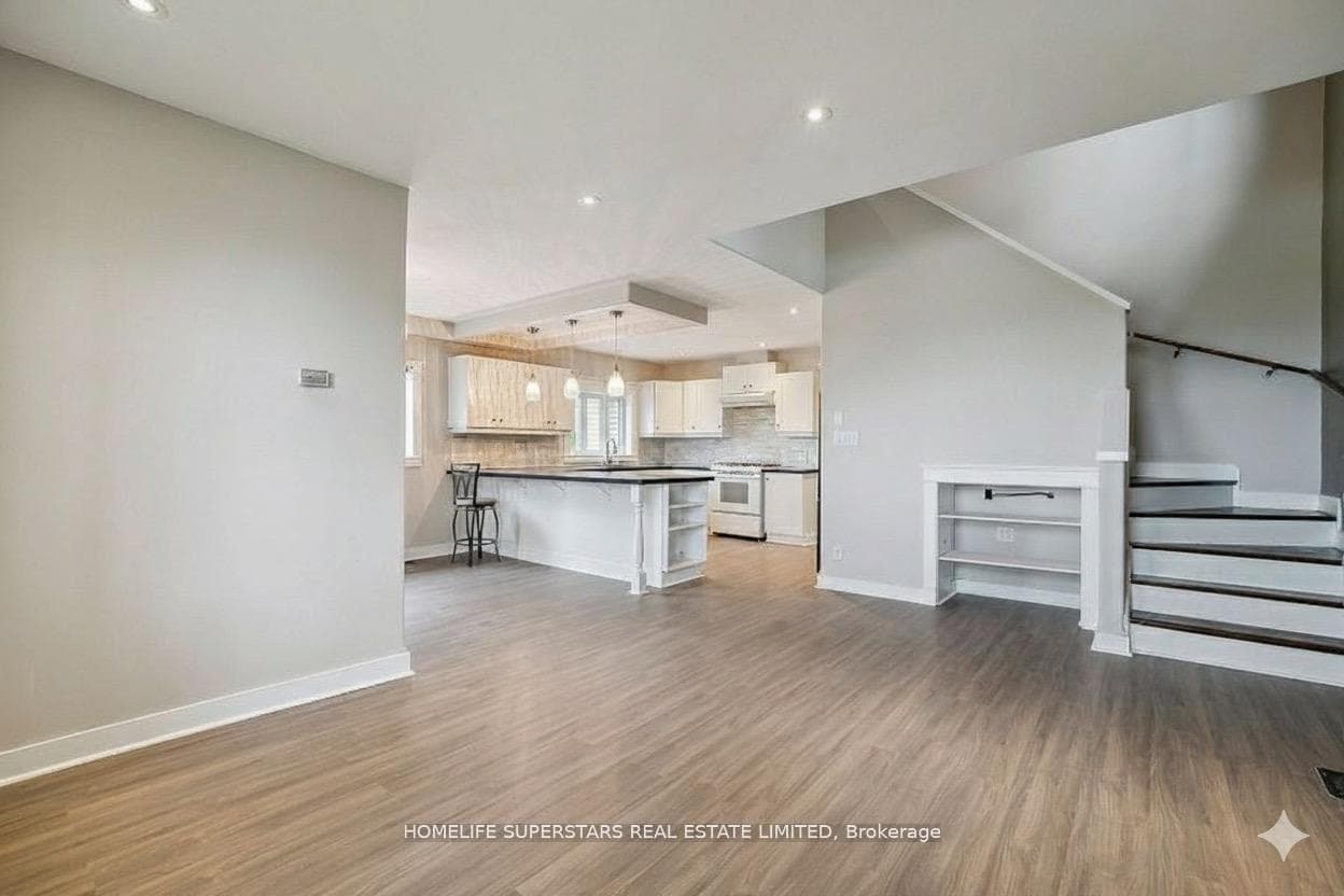 4290 Yonge Street photo 5