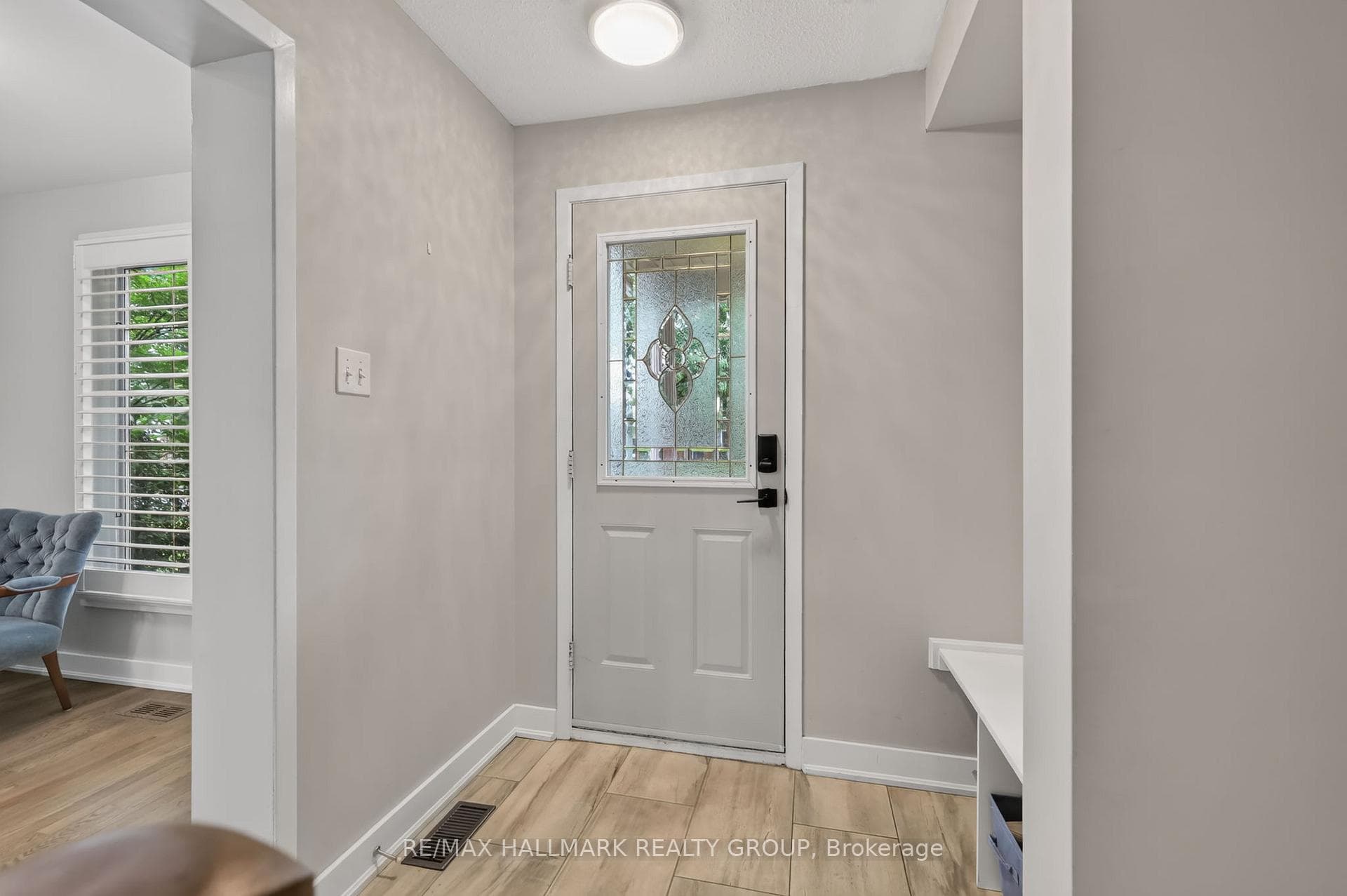 1084 St Germain Crescent photo 3