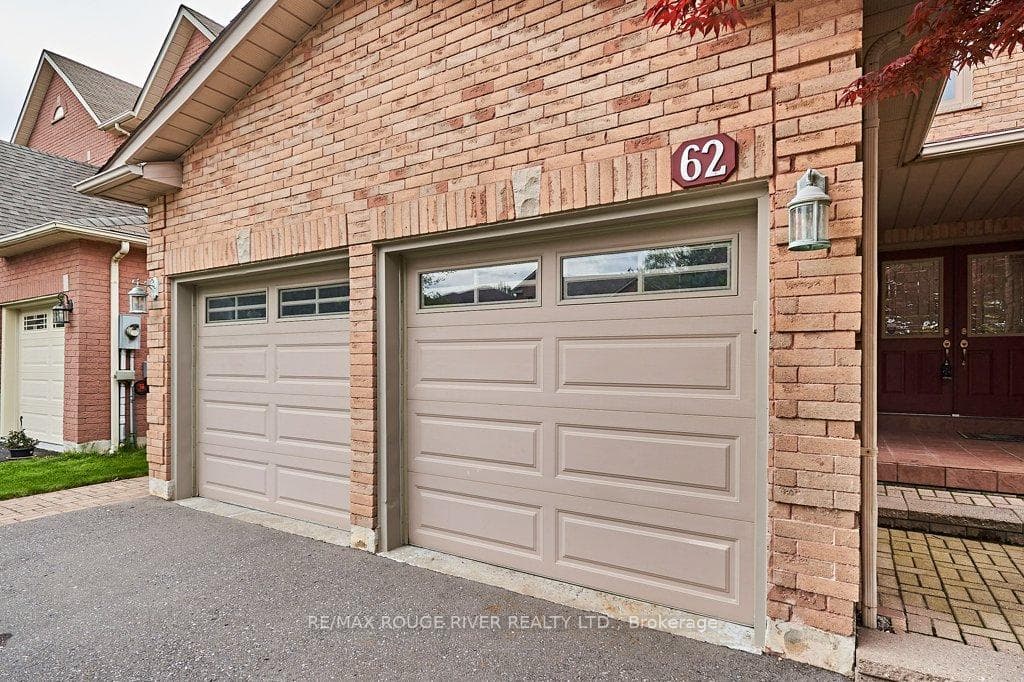62 Lipton Crescent photo 2