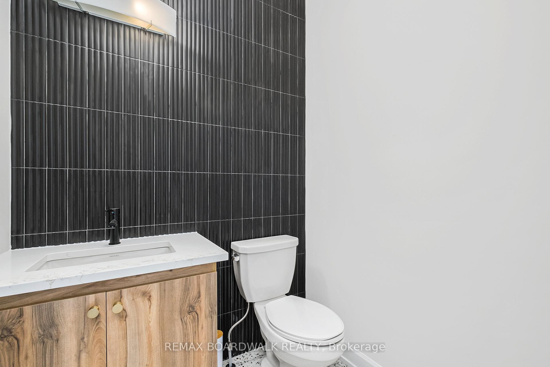 1064 CHABLIS Crescent photo 6