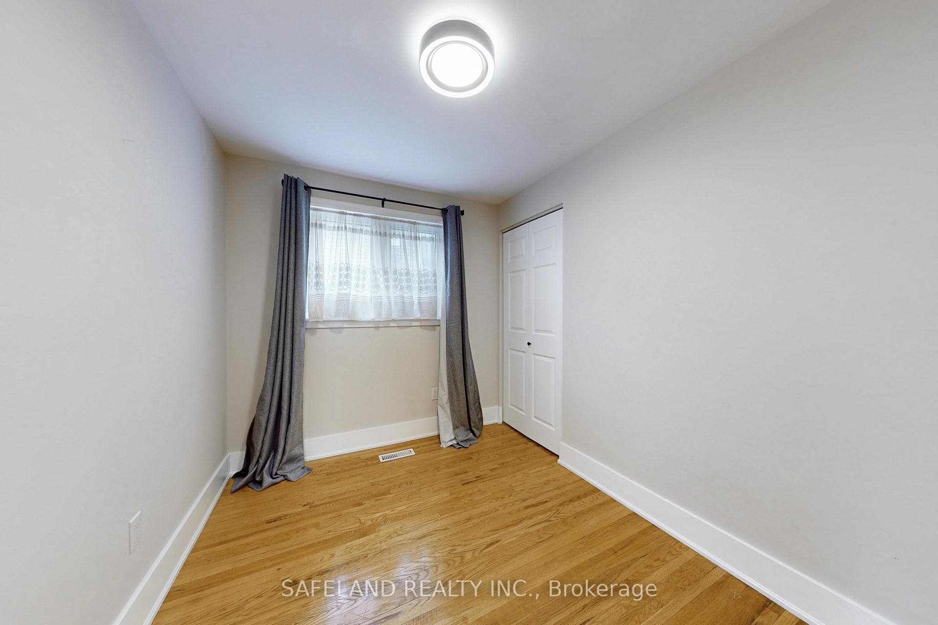 31 Cowling Crescent photo 24