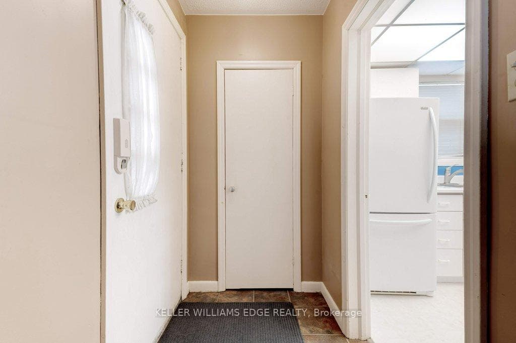 1353 Fisher Avenue photo 5