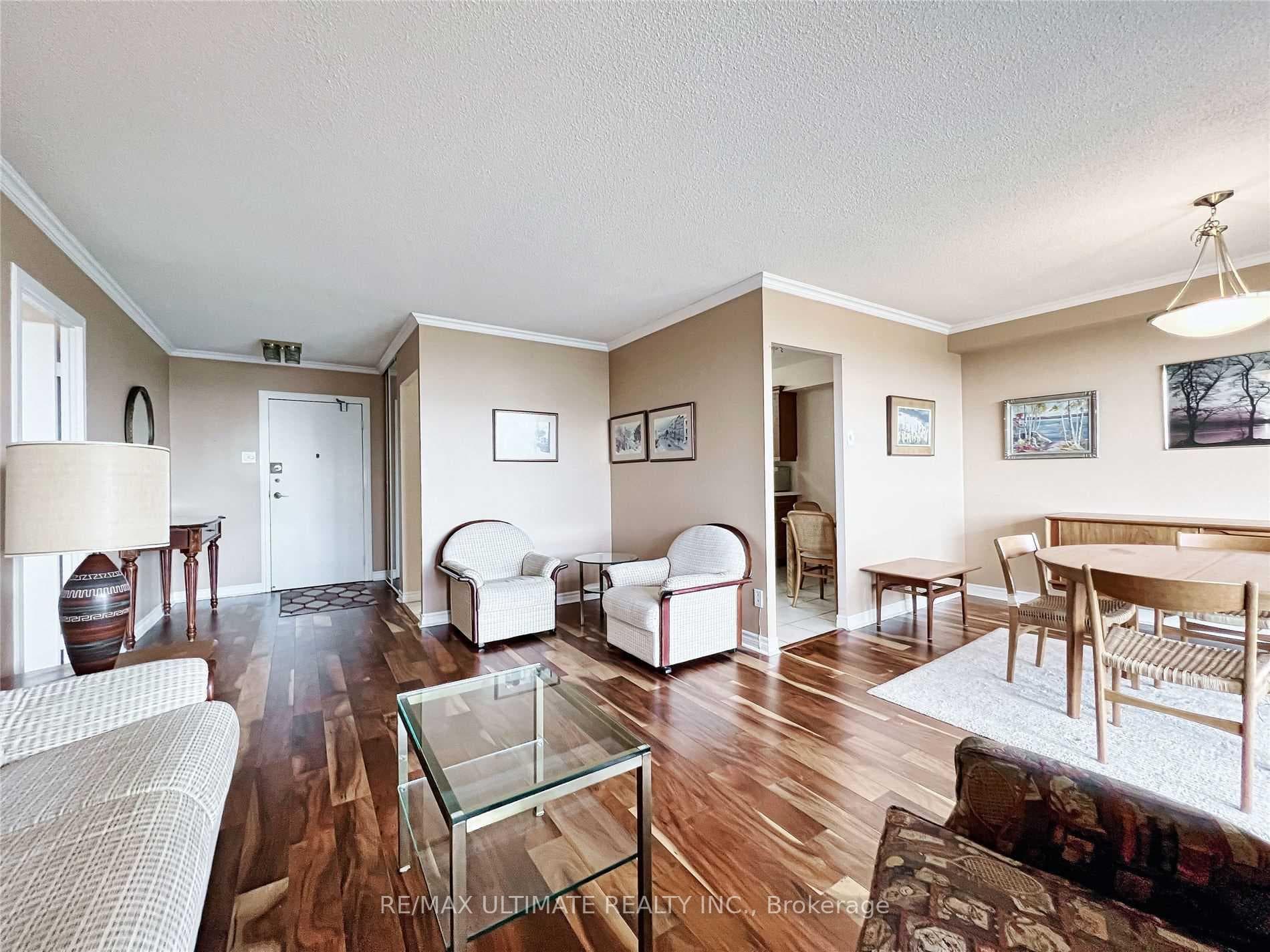 8111 Yonge Street Unit 912 photo 8
