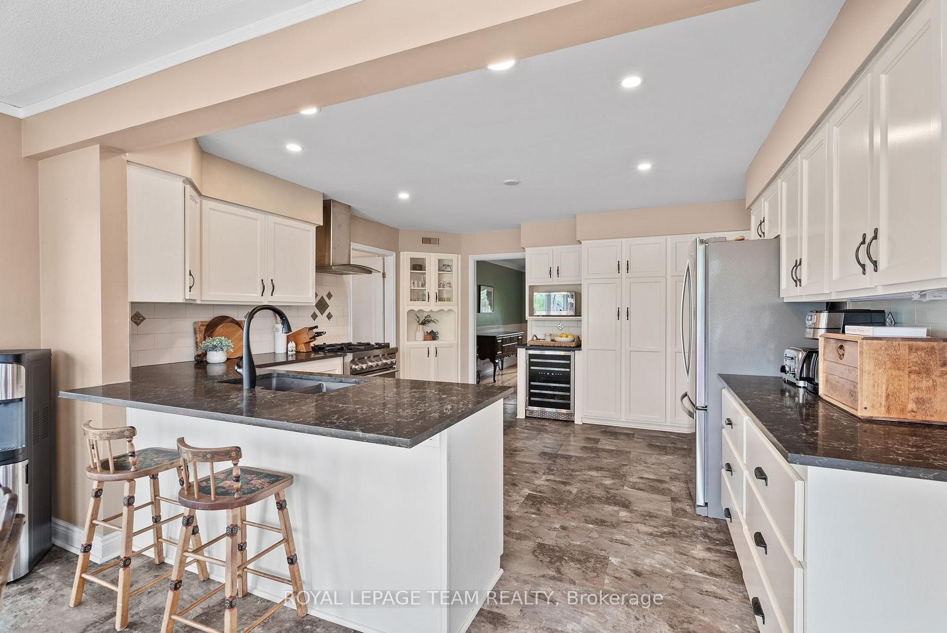 2370 River Road photo 12