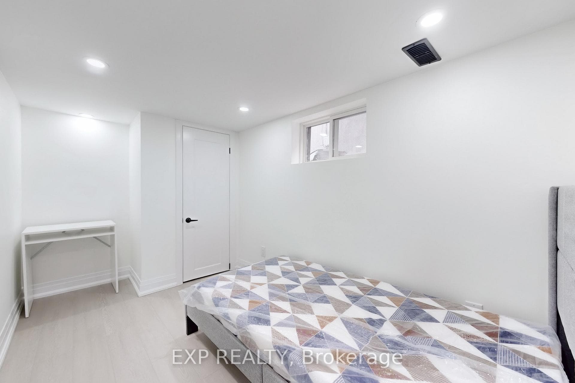 685 Jane Street photo 37