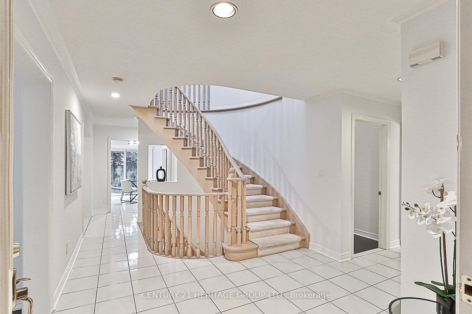 5 Lady Lynn Crescent photo 2