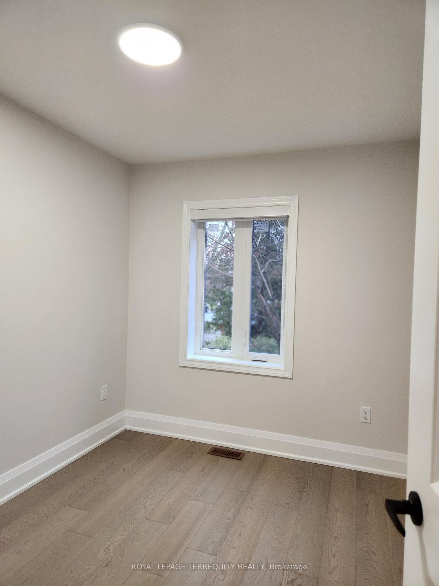 341 Lawrence Avenue photo 14