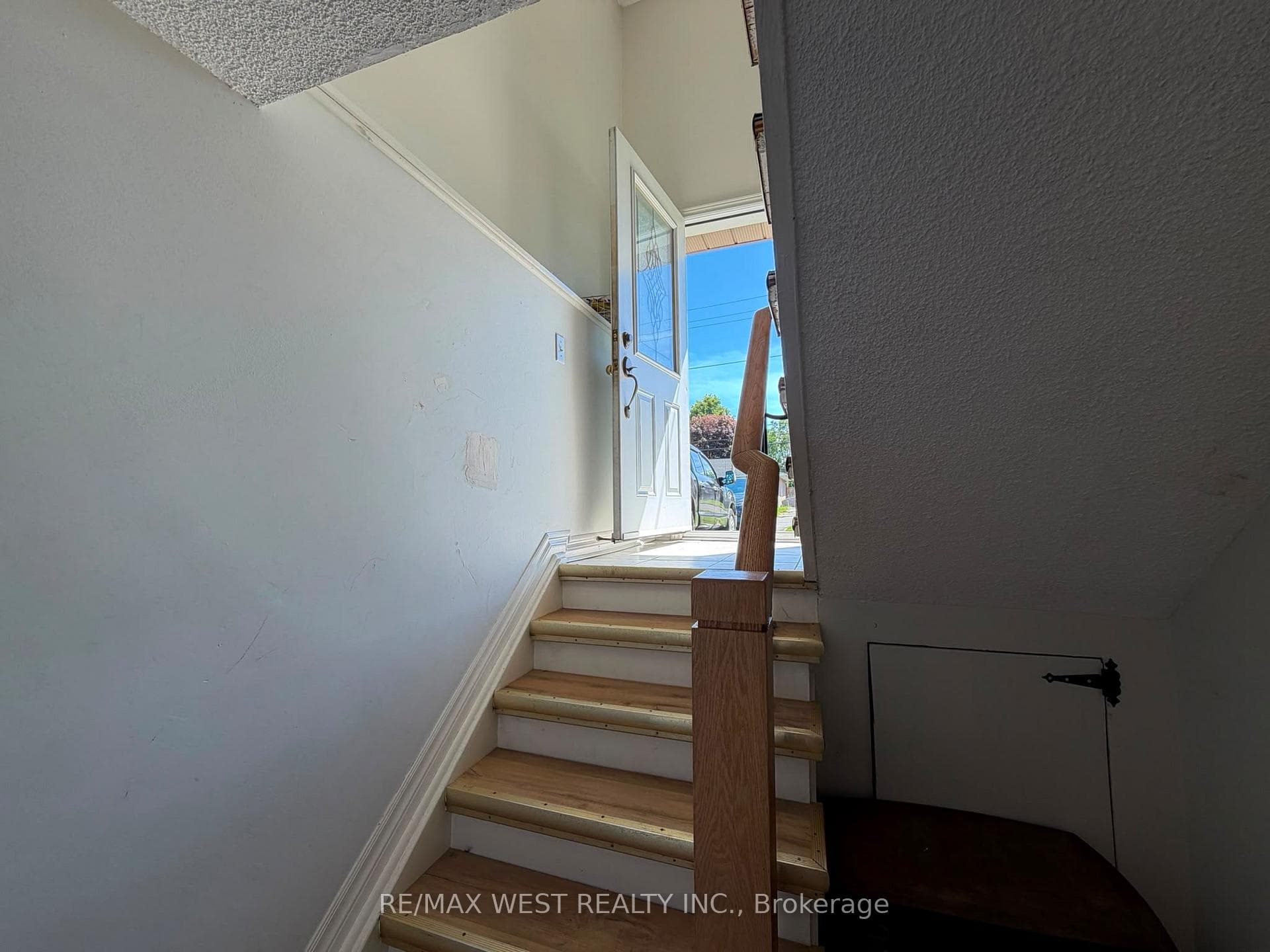 1191 Simcoe Street Unit Lower photo 8