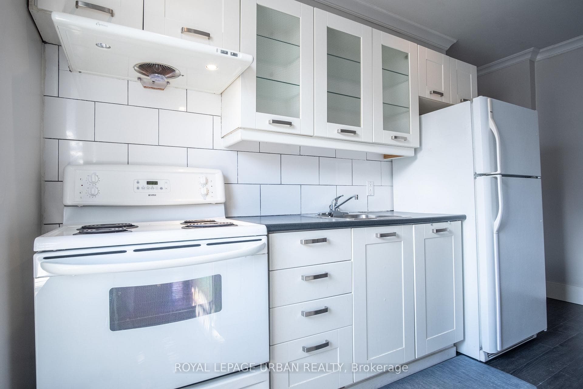 636 Danforth Avenue Unit 2 photo 8