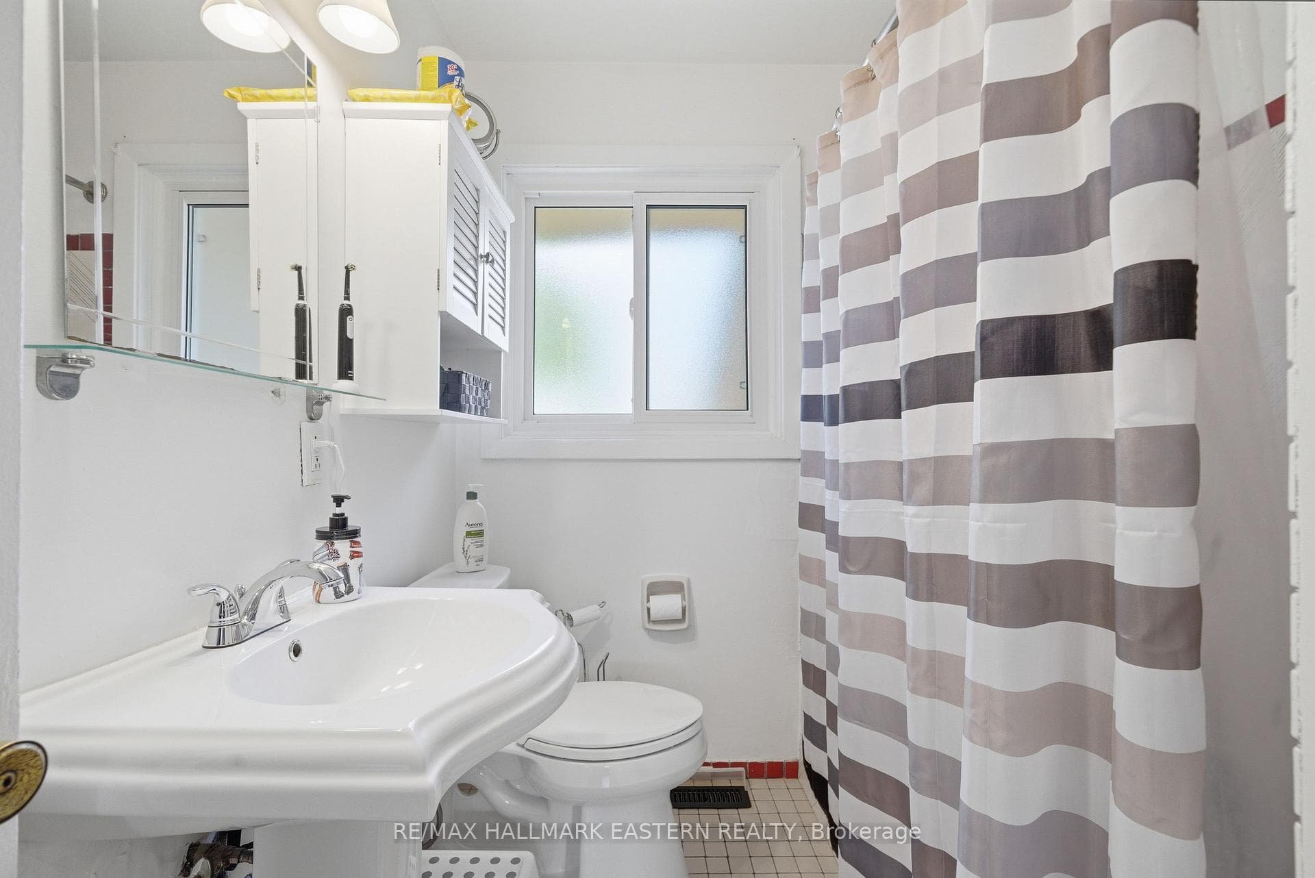 4pc main floor bathroom
