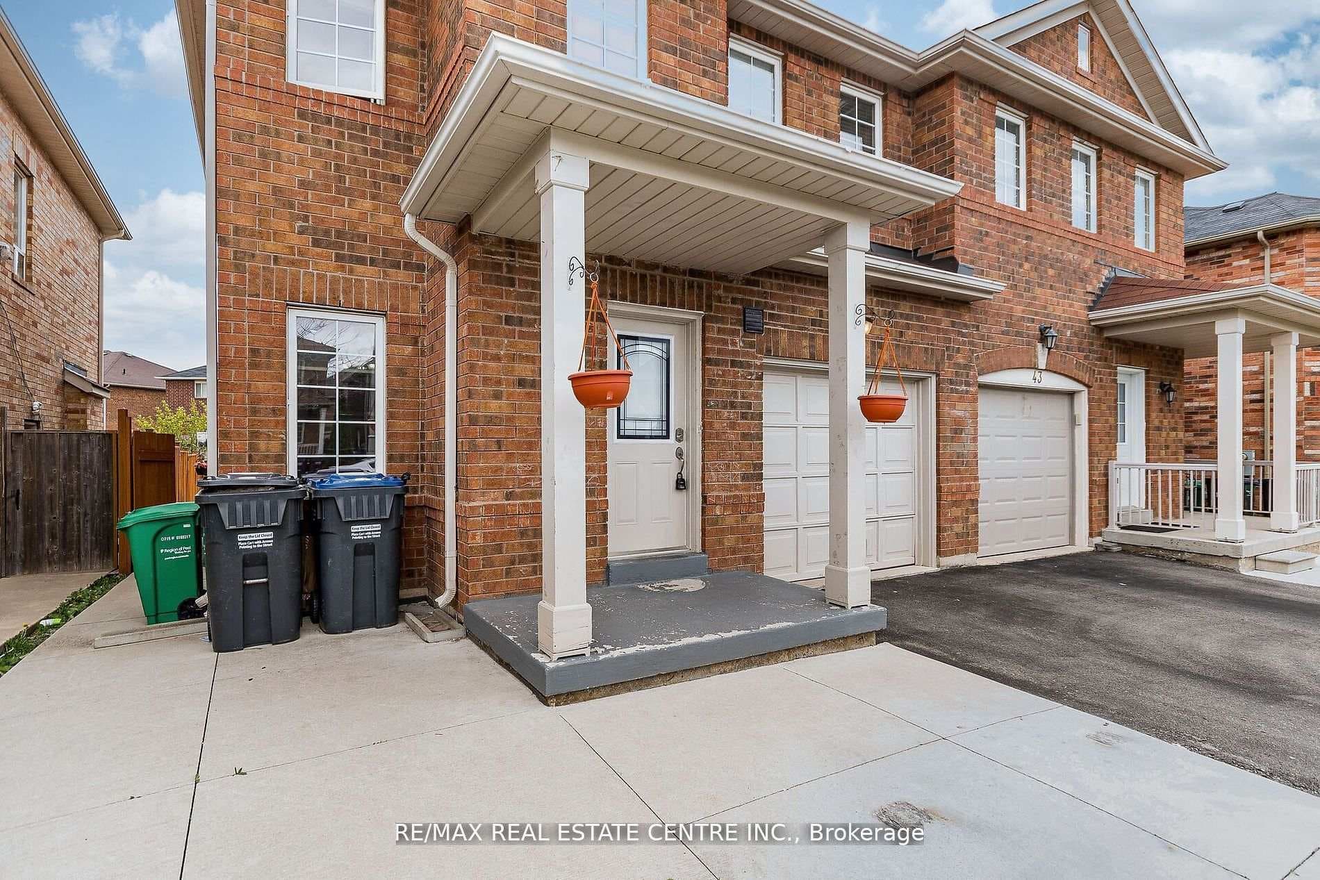 45 Commodore Drive photo 3
