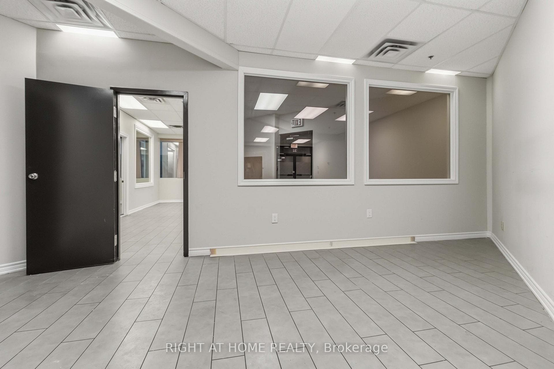 2800 Skymark Avenue Unit 32 photo 23