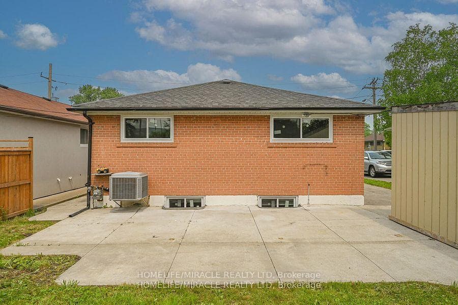 159 Taysham Crescent photo 40