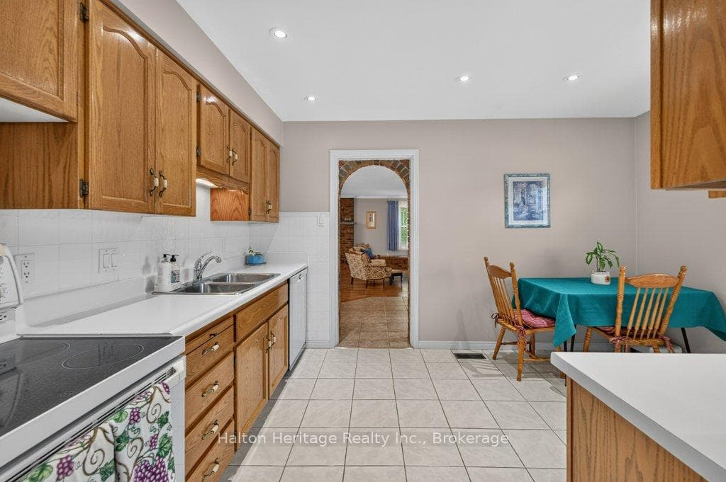 476 East 37th Street photo 9