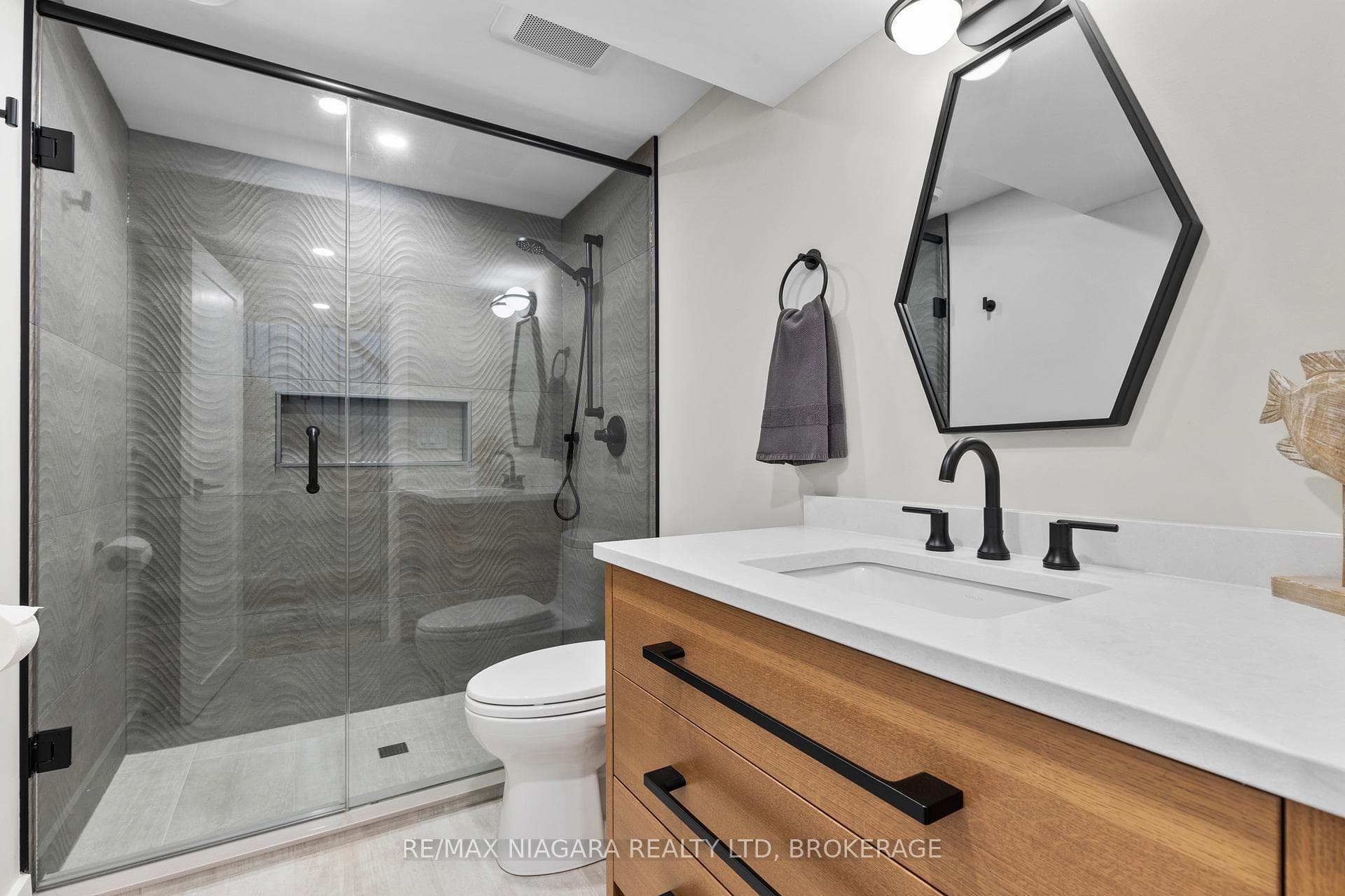 3886 GLENVIEW Drive photo 26